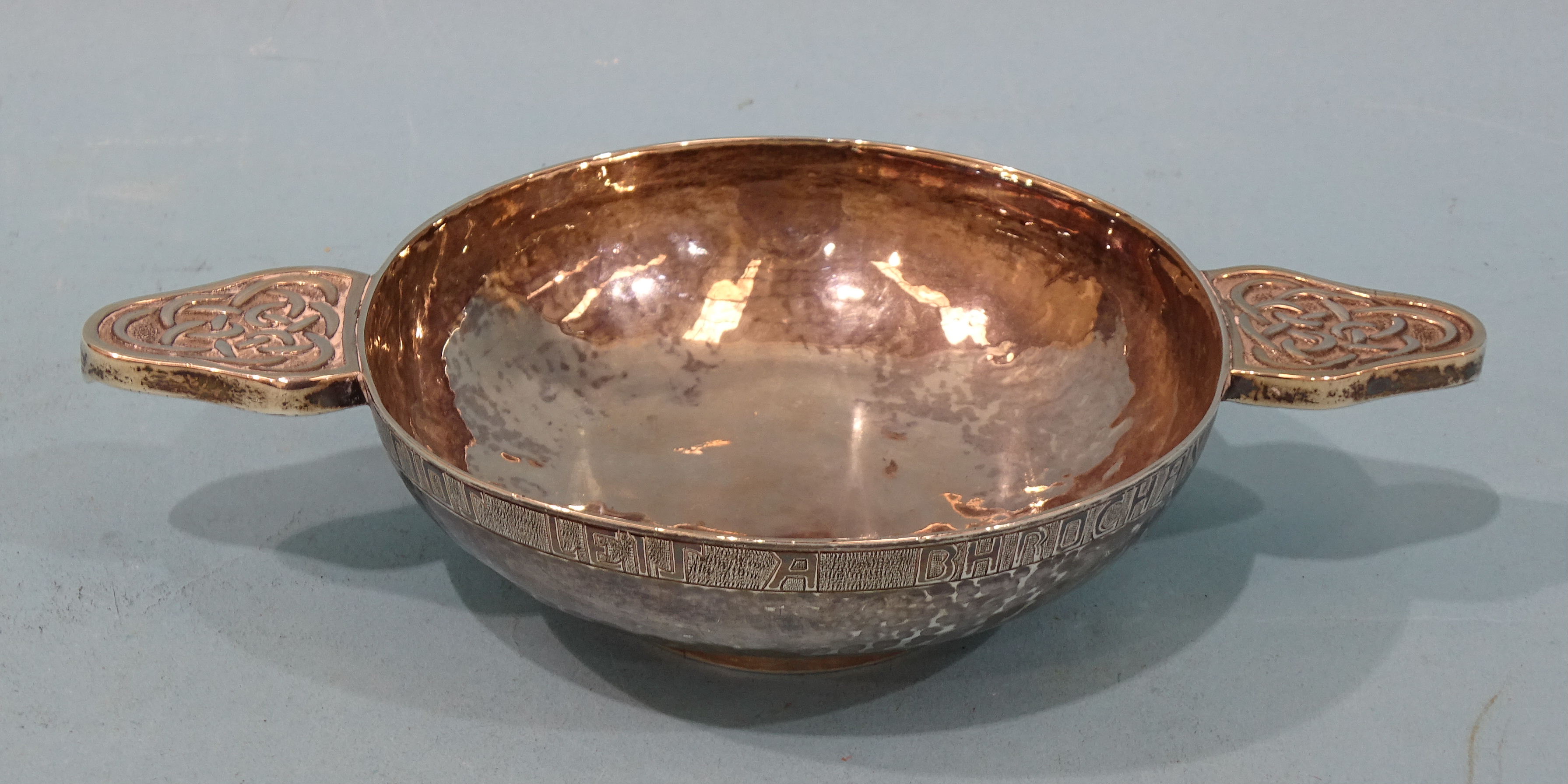 A beaten silver quaich, the rim engraved SIOS LEIS A BHROCHAN, SUAS LEIS A GHAIDHLIG, between Celtic - Bild 3 aus 6