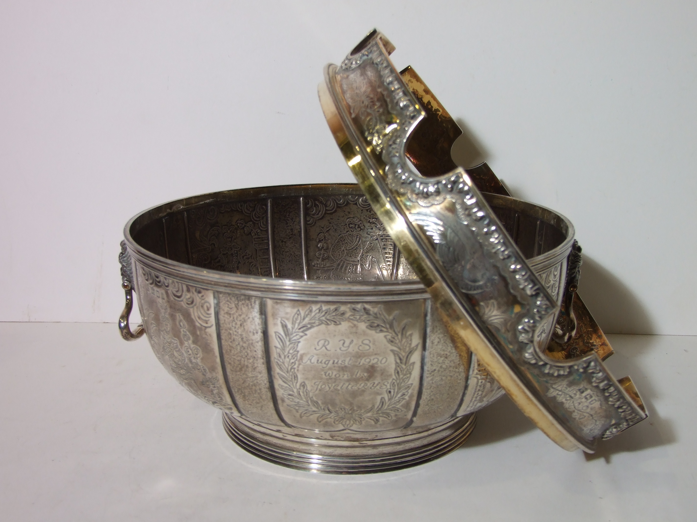 A large silver two-handled punch bowl of circular form on ribbed foot, with five panels in the - Bild 2 aus 7