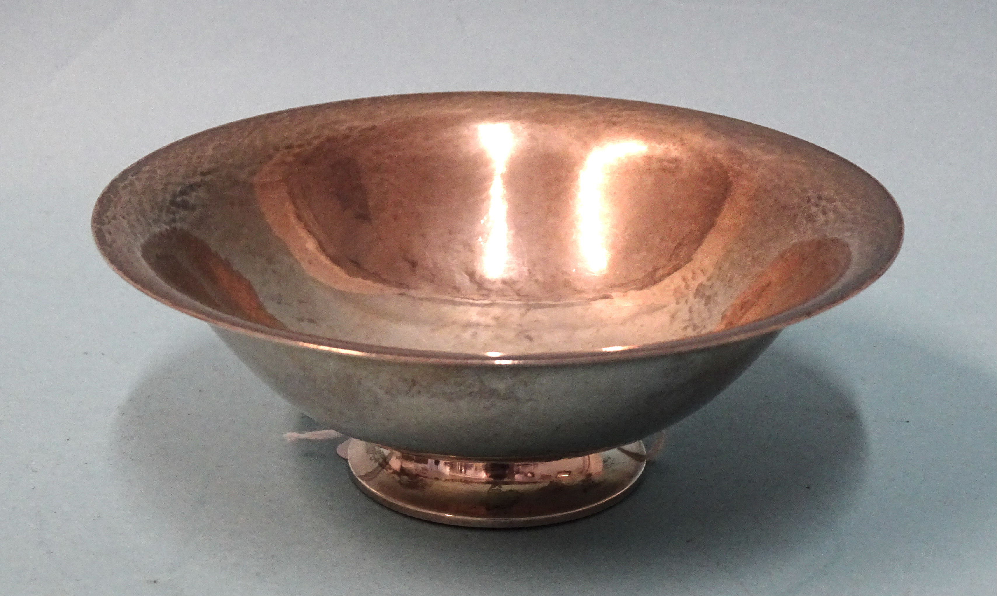 Georg Jensen & Wendel, a small beaten silver bowl on circular foot, marked 925S Denmark, Georg - Bild 2 aus 4