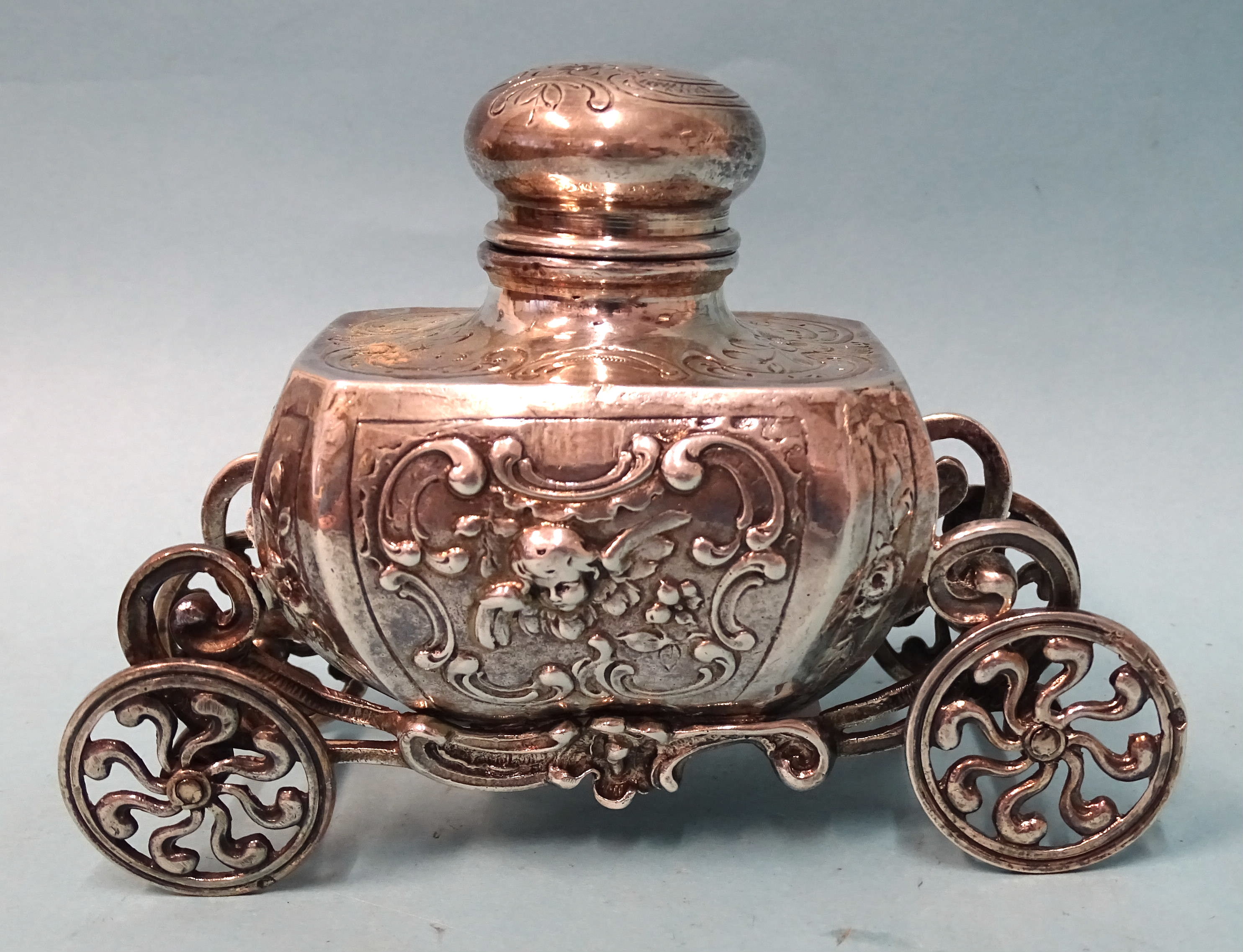 A silver inkwell of Baroque form, raised on ornate carriage with four wheels, 9cm high, 12.5cm long, - Bild 4 aus 6