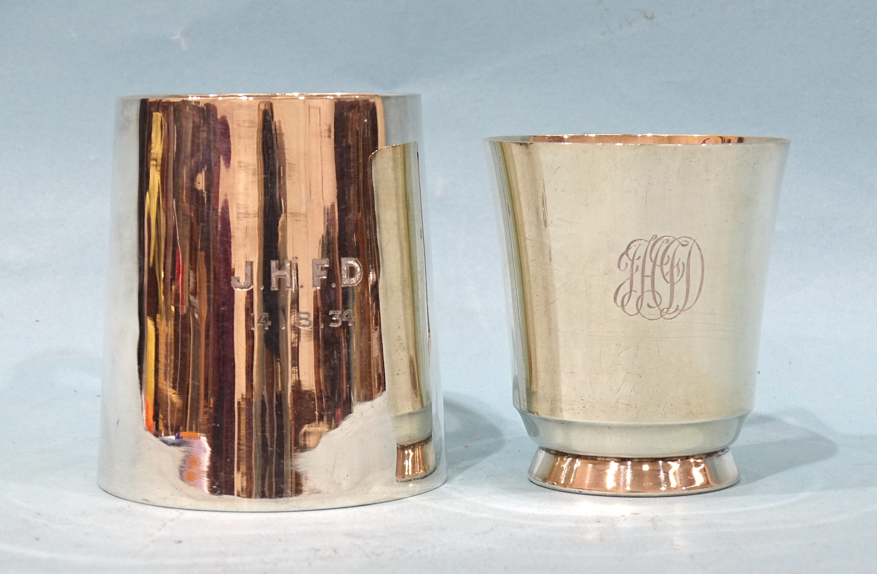 A small silver tankard of tapered form with ‘C’ handle, Brook & Son, Edinburgh 1935 and another by S - Bild 2 aus 4