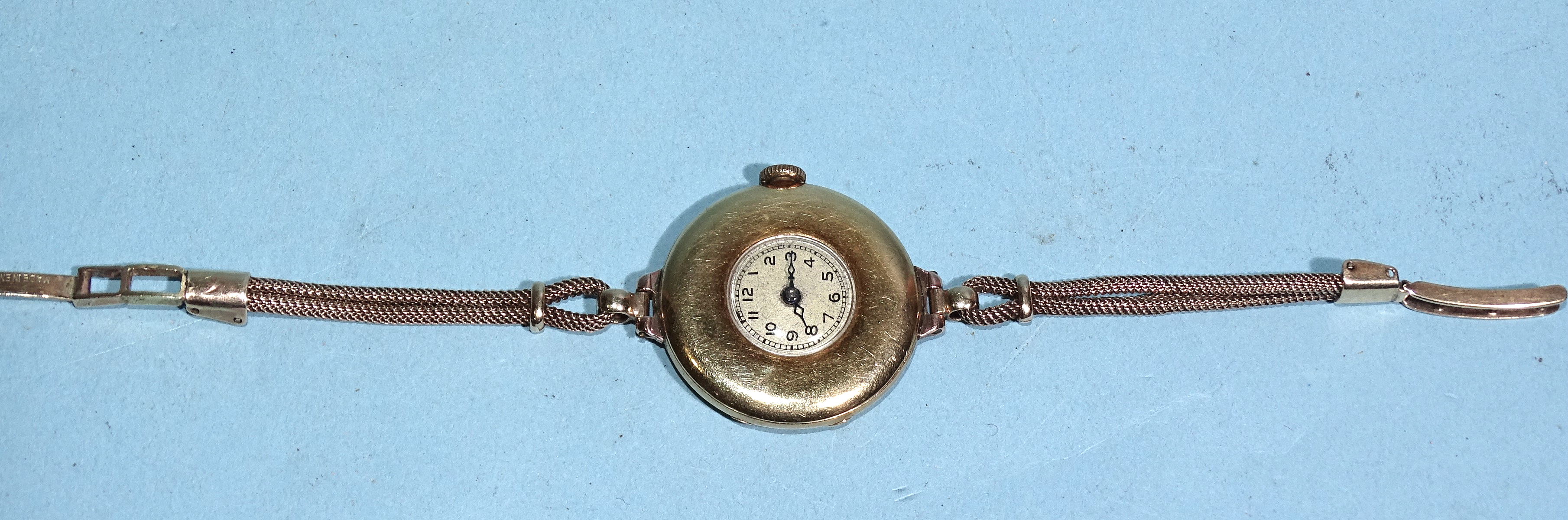 A lady's 18ct gold-cased wristwatch, the circular face within wide plain bezel, with Swiss - Bild 3 aus 3