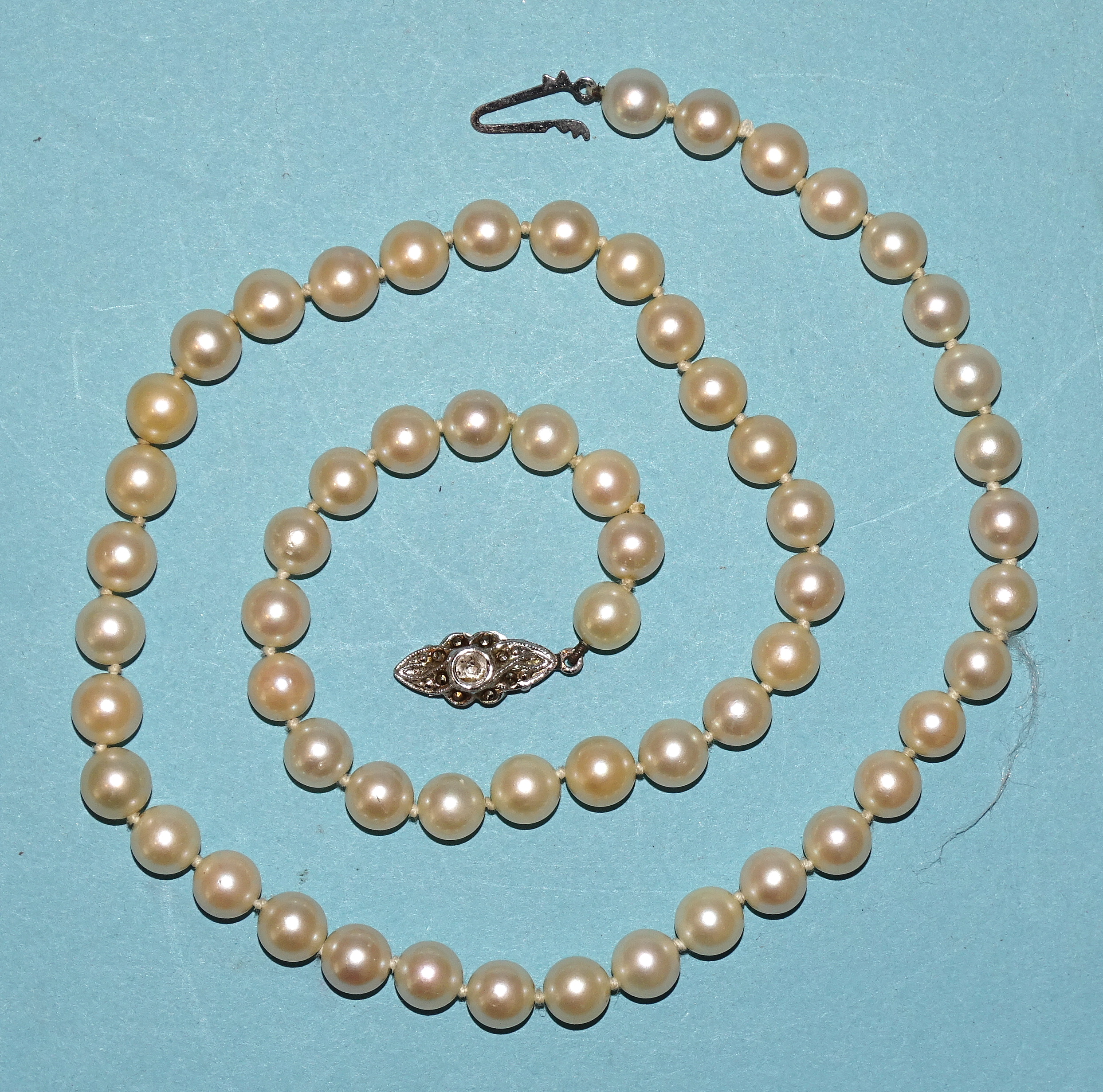 A single-row necklace of uniform cultured pearls with 800-silver clasp, length 53cm, pearls 7.5mm - Image 2 of 2