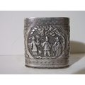 A Chinese silver small, long oval box and cover, the outer sleeve with repoussé scenes of figures - Bild 2 aus 4