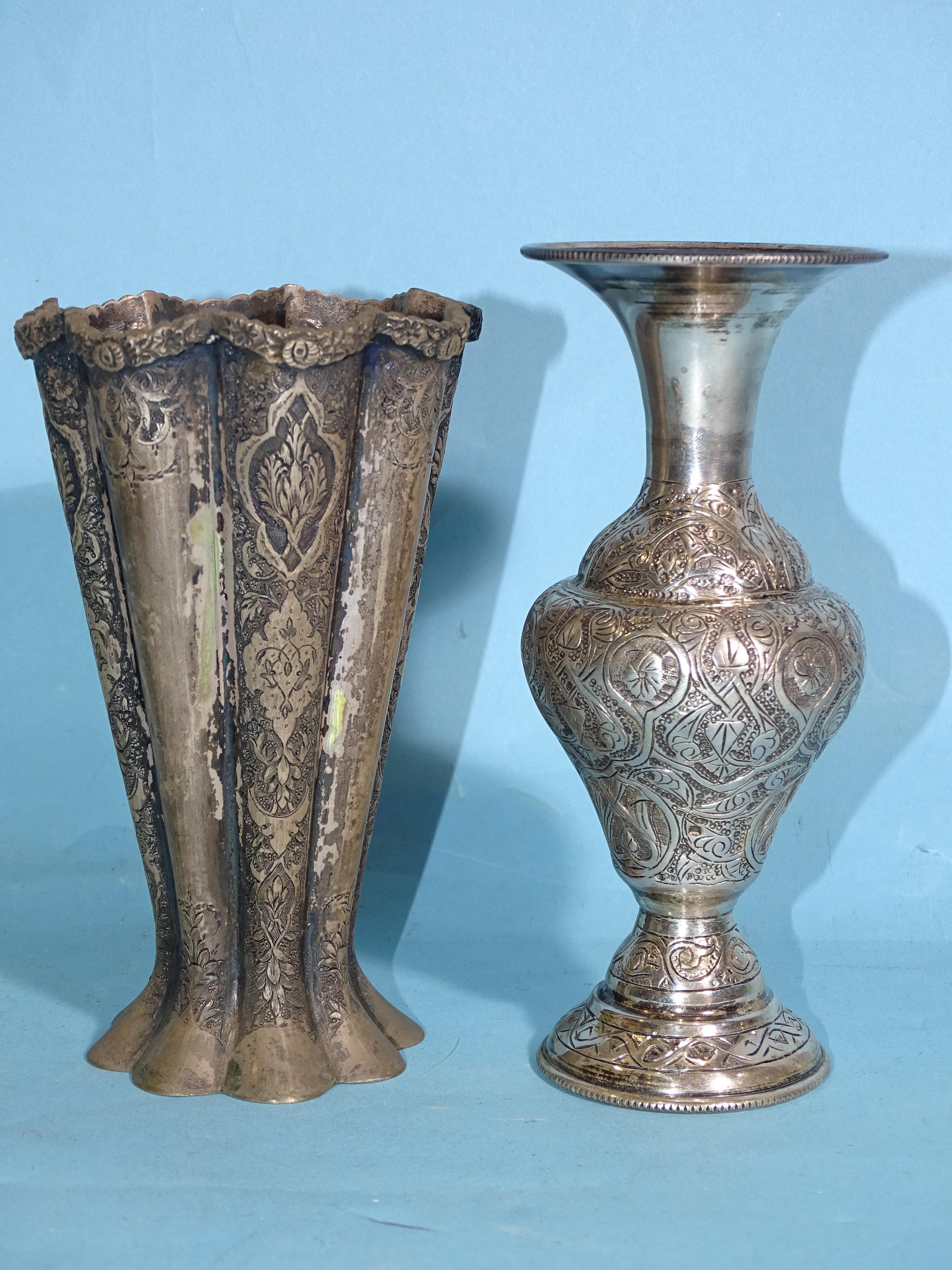 A small Middle Eastern vase of baluster form, Egypt silver marks, 14.5cm and other white metal - Bild 2 aus 4