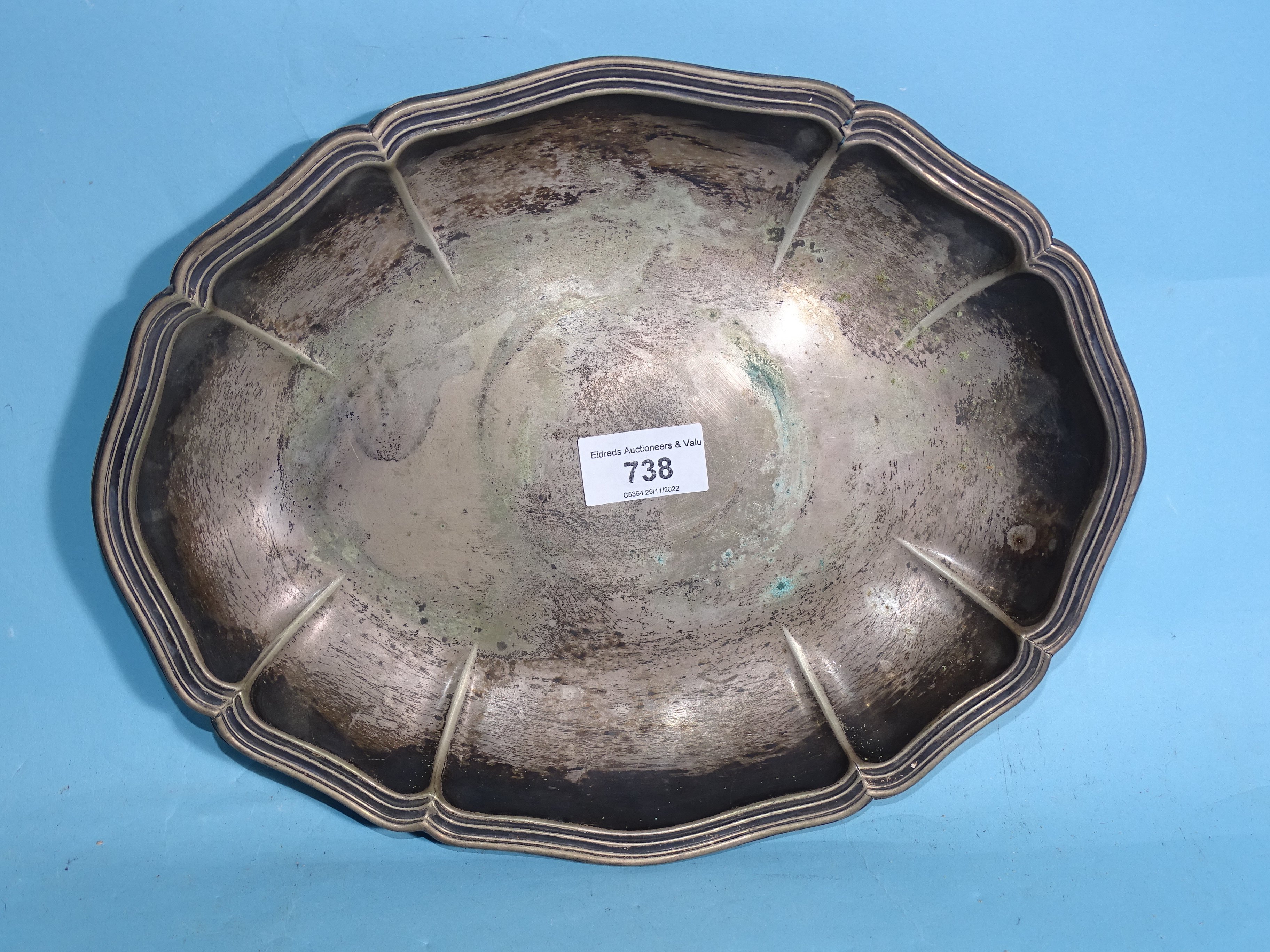 An oval white metal serving dish with German 835 marks and other metal ware. - Bild 3 aus 5
