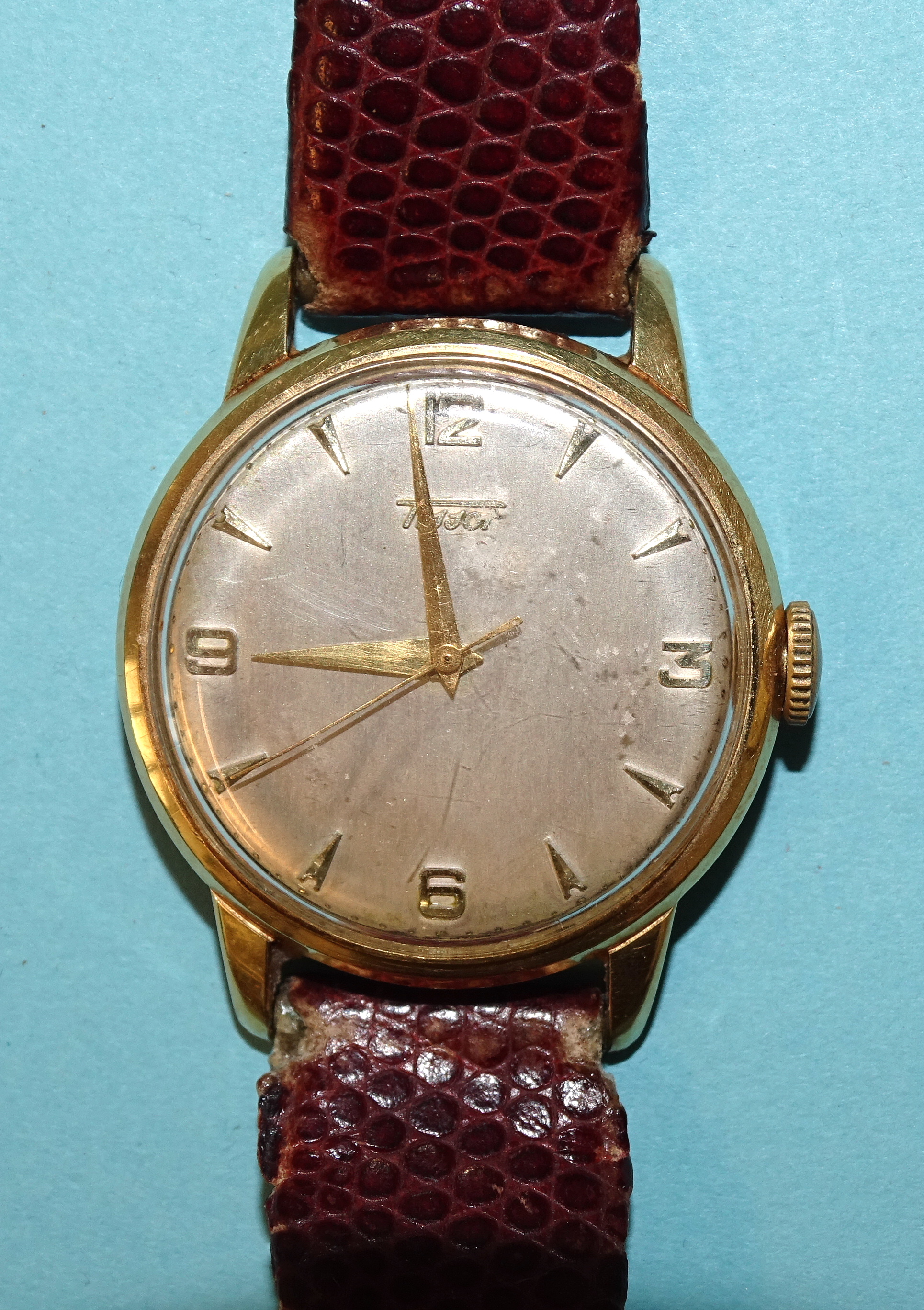 A gentleman's 14ct gold-cased Tissot wristwatch, the silvered dial with applied Arabic and dart