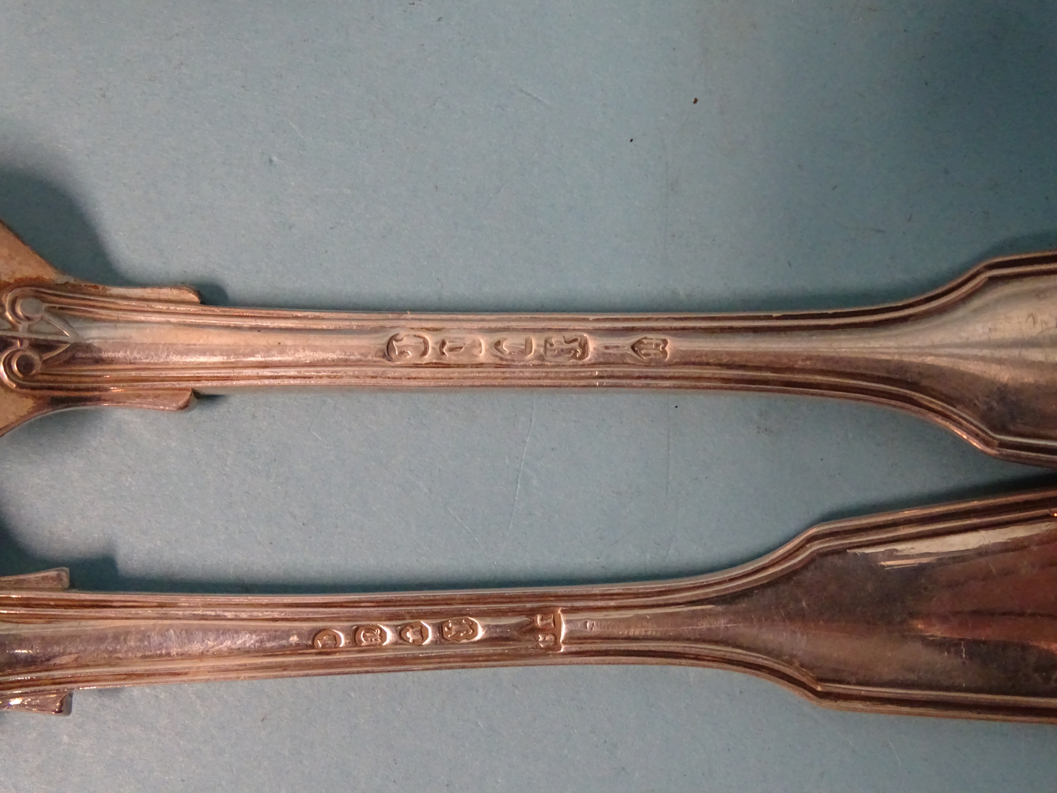 A quantity of Victorian silver fiddle, thread and shell cutlery: six each table and dessert forks, - Bild 2 aus 2