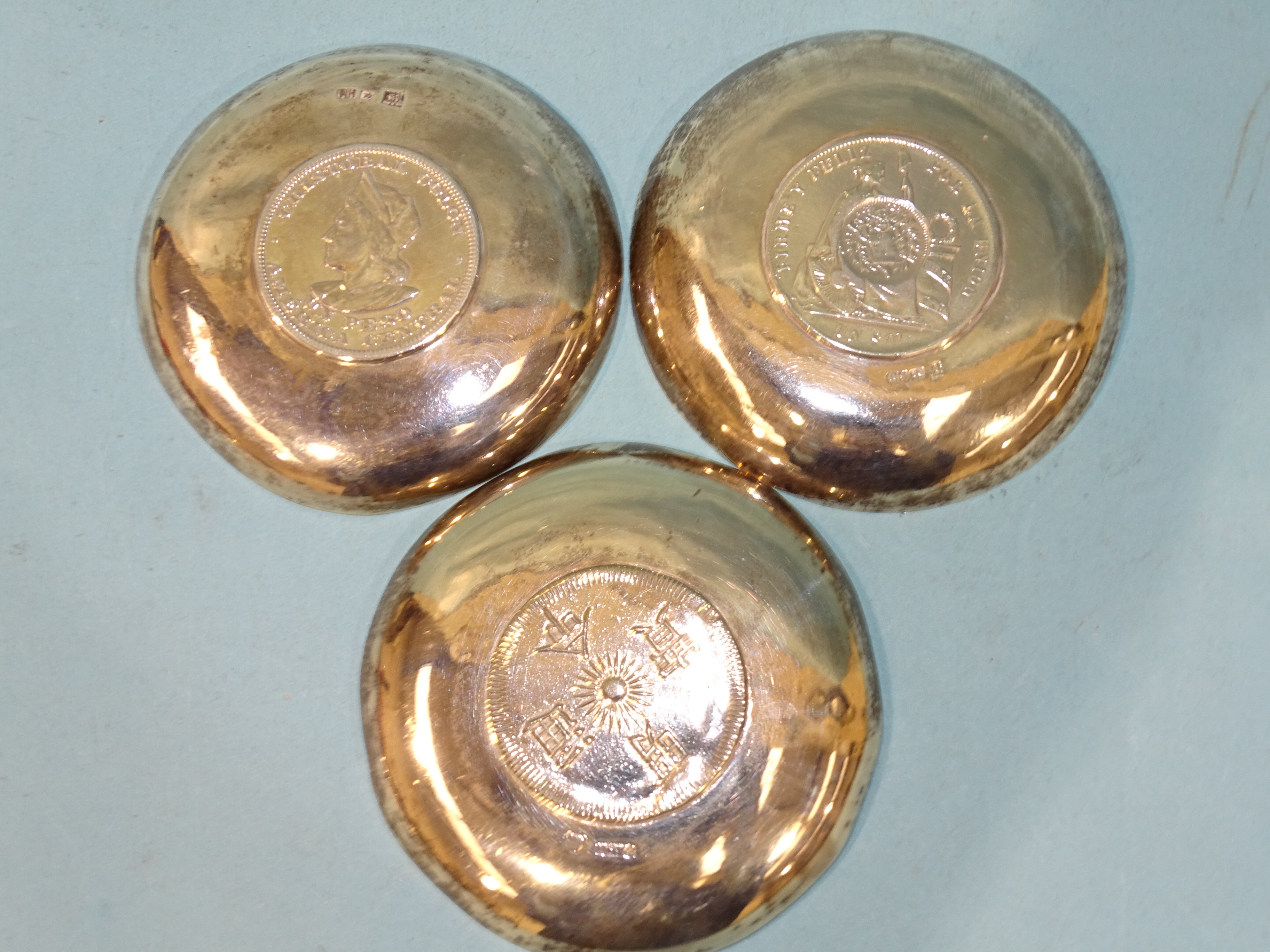 Two Wang Hing silver pin dishes inset coins and one other, similar, ___6.5oz, (3). - Bild 2 aus 4