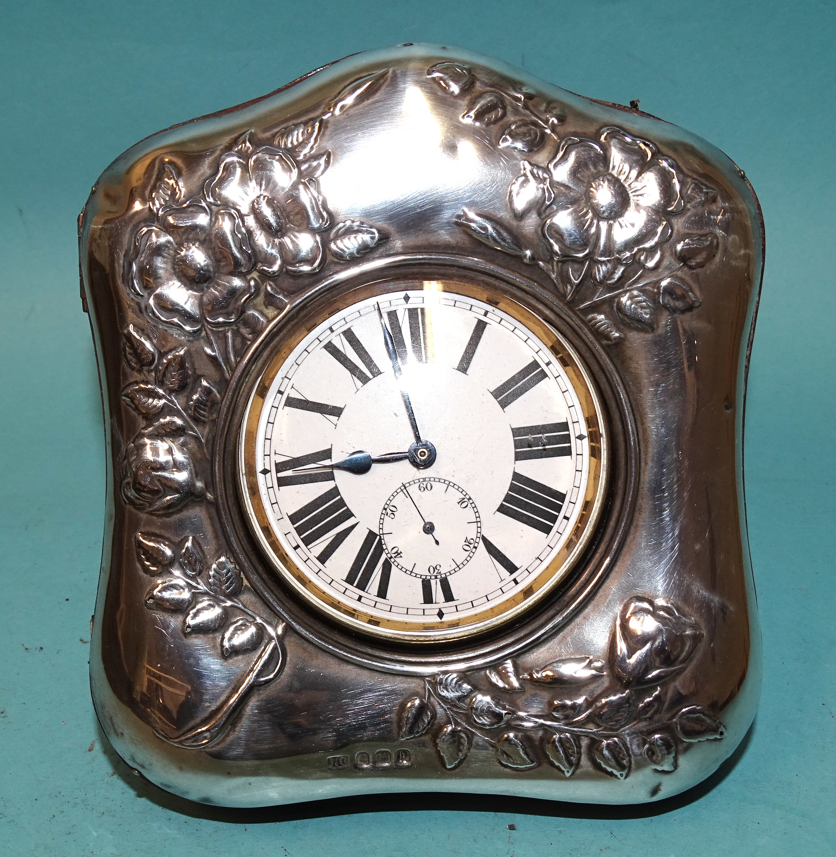 A silver watch holder of arched form with embossed floral decoration, 12.5 x 11.5cm, Birmingham - Image 2 of 4