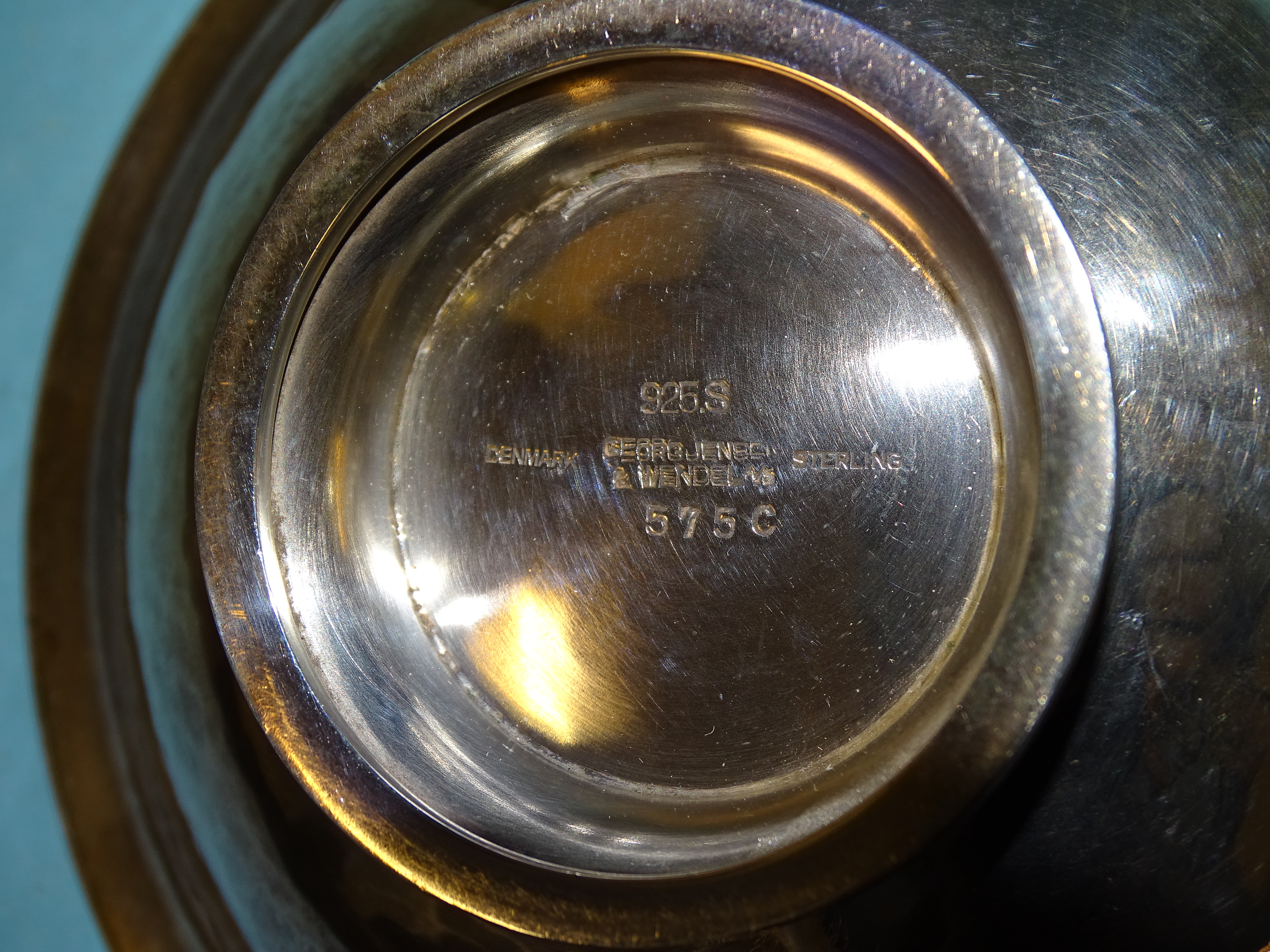 Georg Jensen & Wendel, a small beaten silver bowl on circular foot, marked 925S Denmark, Georg - Bild 3 aus 4