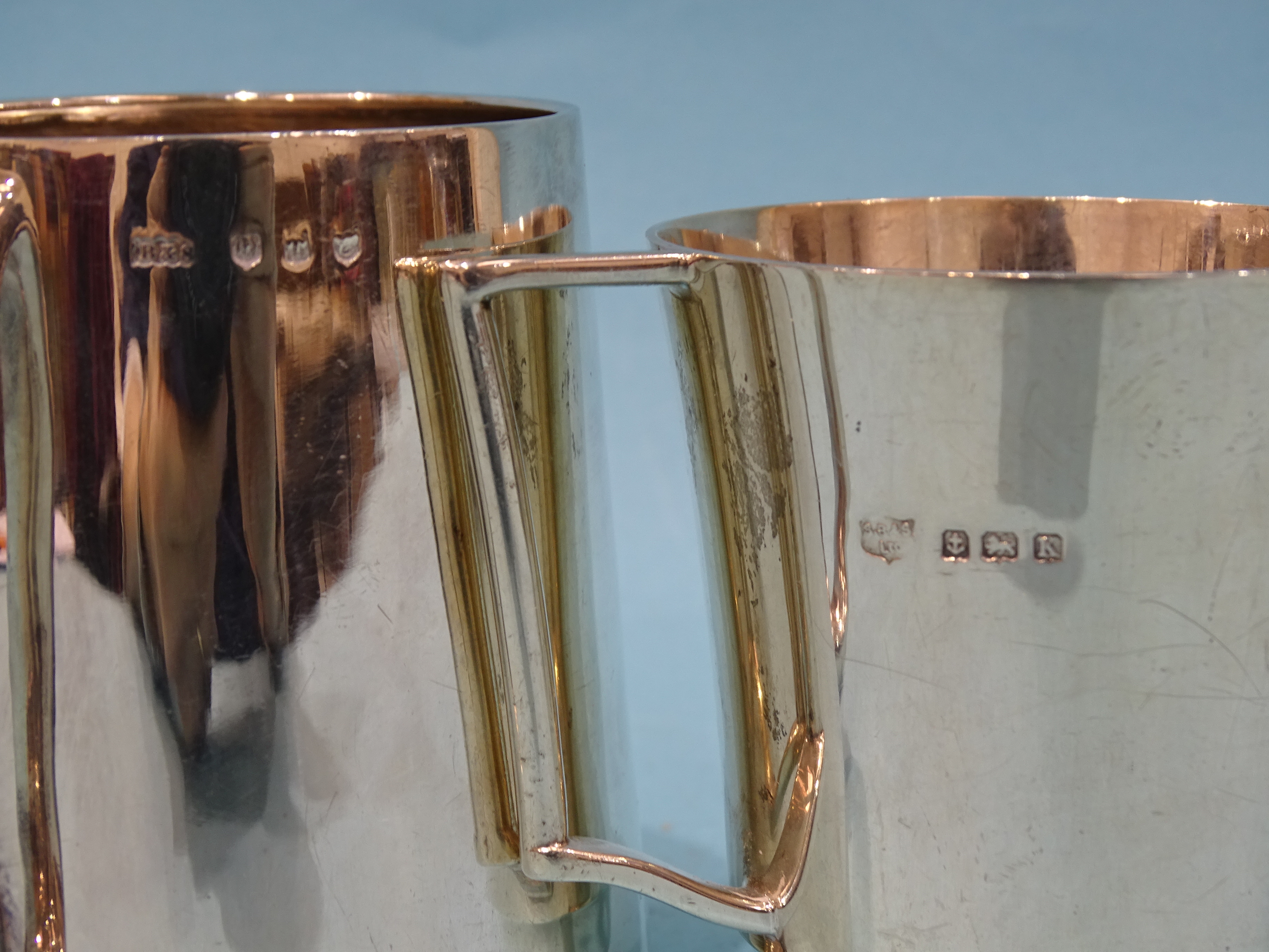 A small silver tankard of tapered form with ‘C’ handle, Brook & Son, Edinburgh 1935 and another by S - Bild 3 aus 4