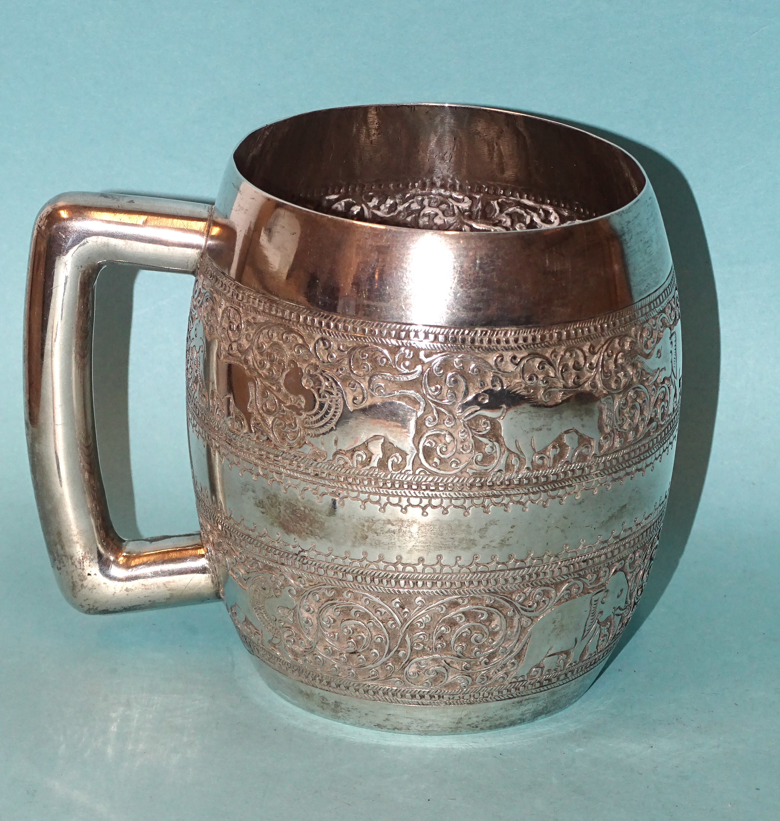 A South Asian Ceylonese silver tankard decorated with two bands of wild animals amid scroll work, - Bild 3 aus 3