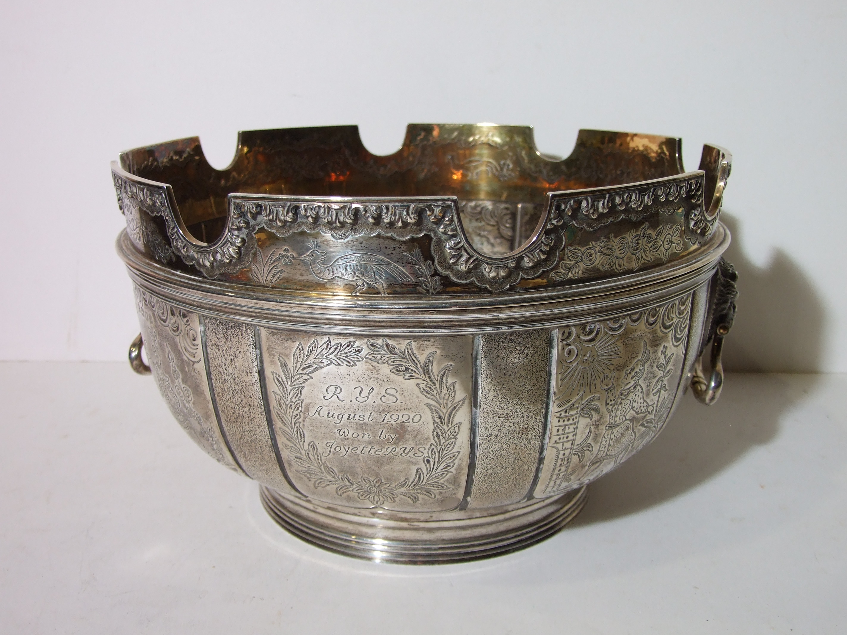 A large silver two-handled punch bowl of circular form on ribbed foot, with five panels in the - Bild 5 aus 7