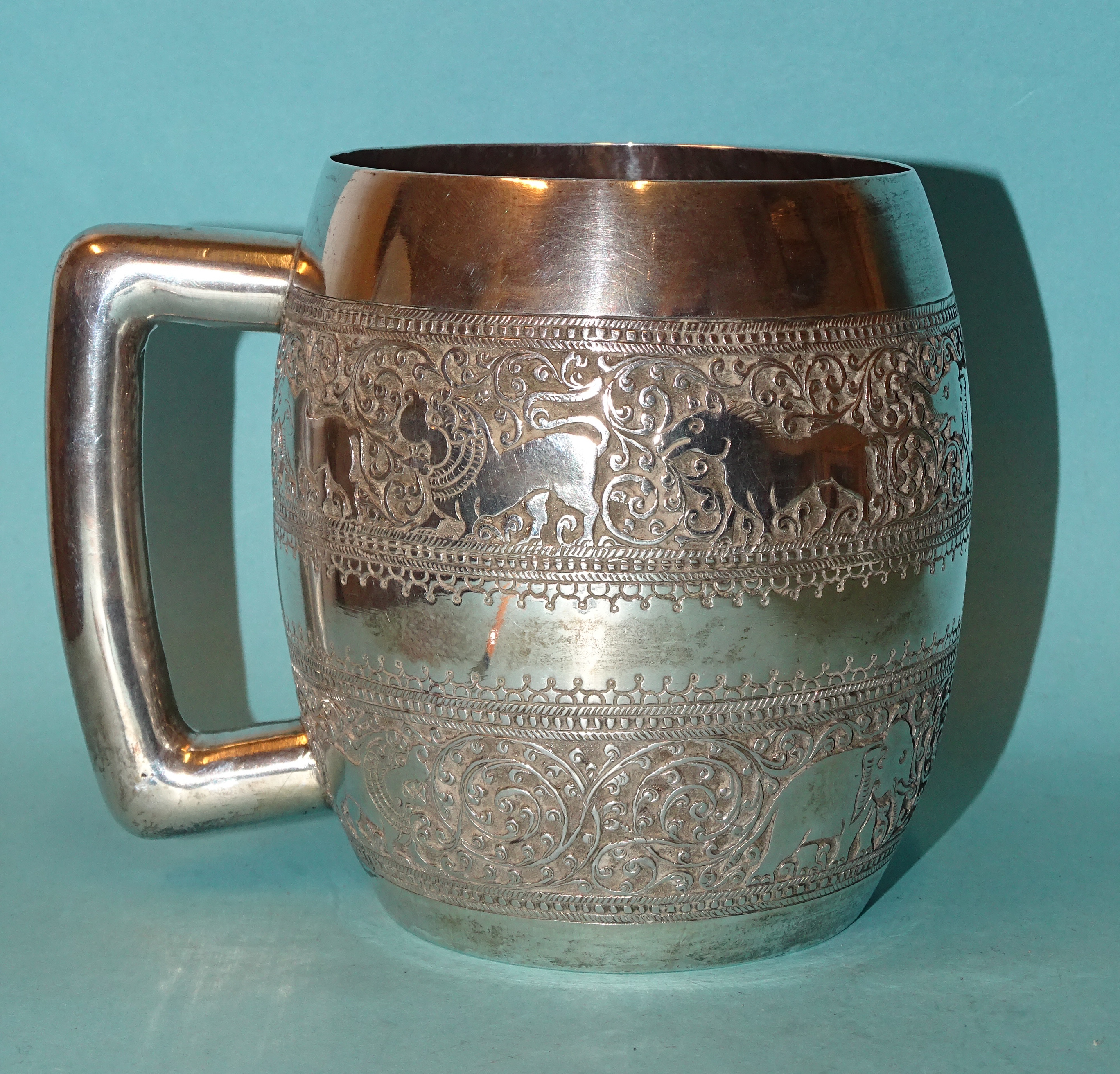 A South Asian Ceylonese silver tankard decorated with two bands of wild animals amid scroll work, - Bild 2 aus 3