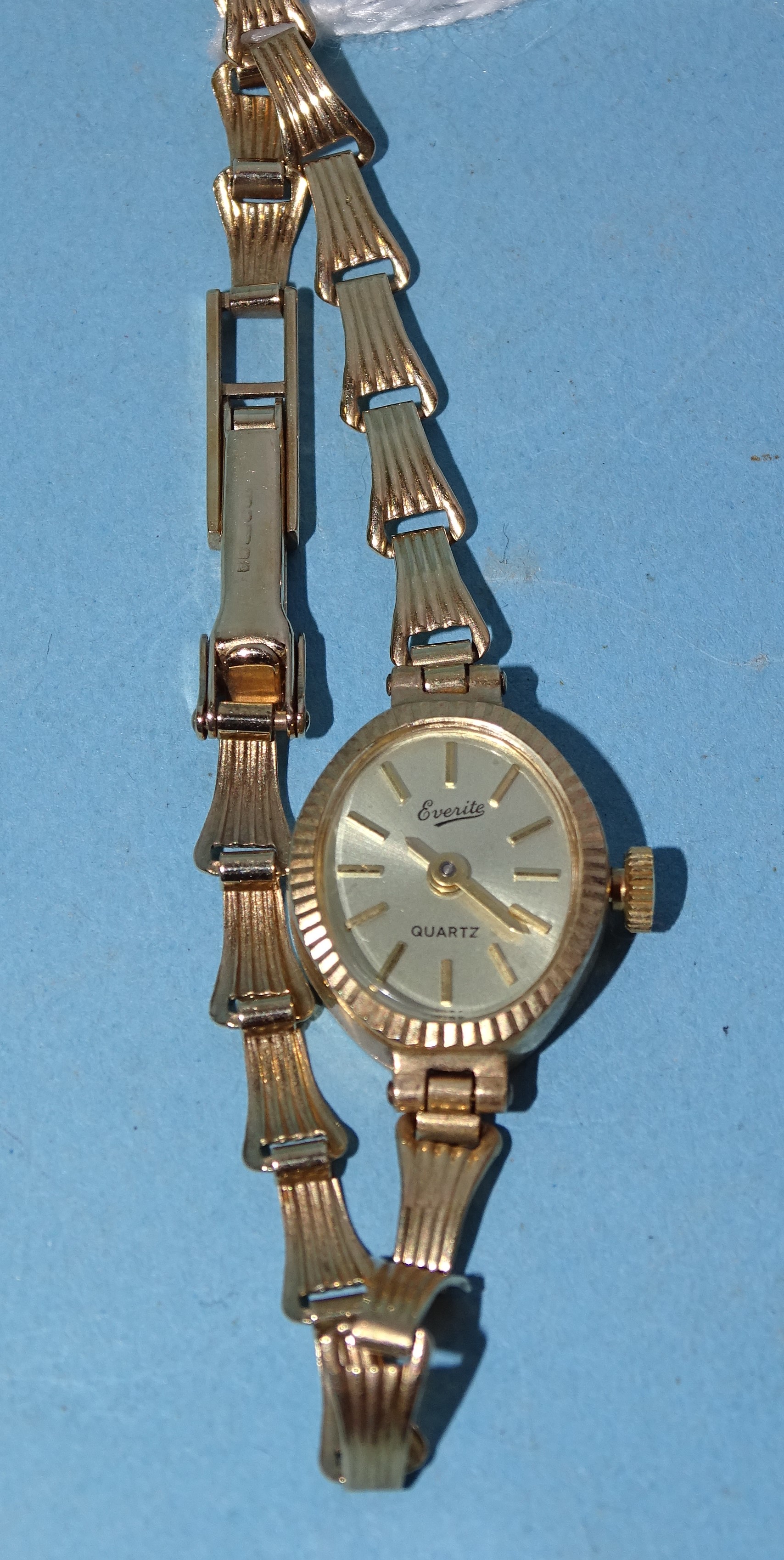 A lady's 'Everite Quartz' 9ct gold wrist watch, the oval dial with baton numerals, in gold case with