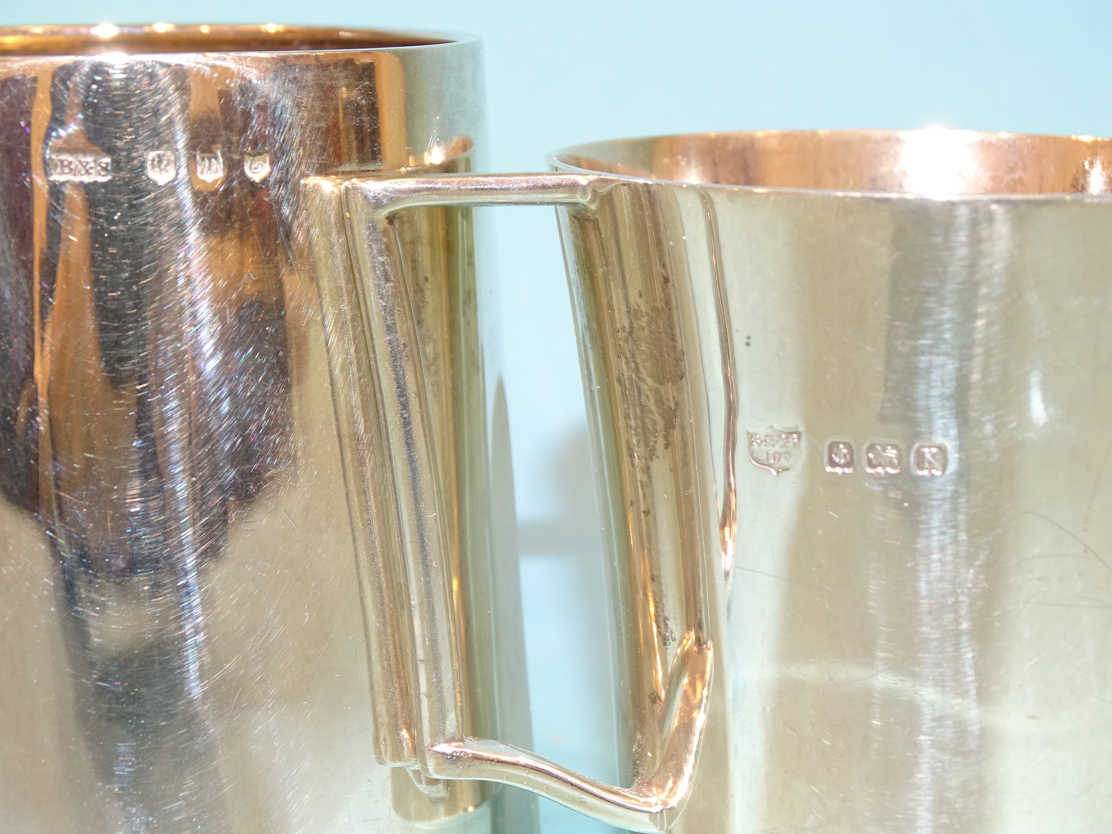 A small silver tankard of tapered form with ‘C’ handle, Brook & Son, Edinburgh 1935 and another by S - Bild 4 aus 4