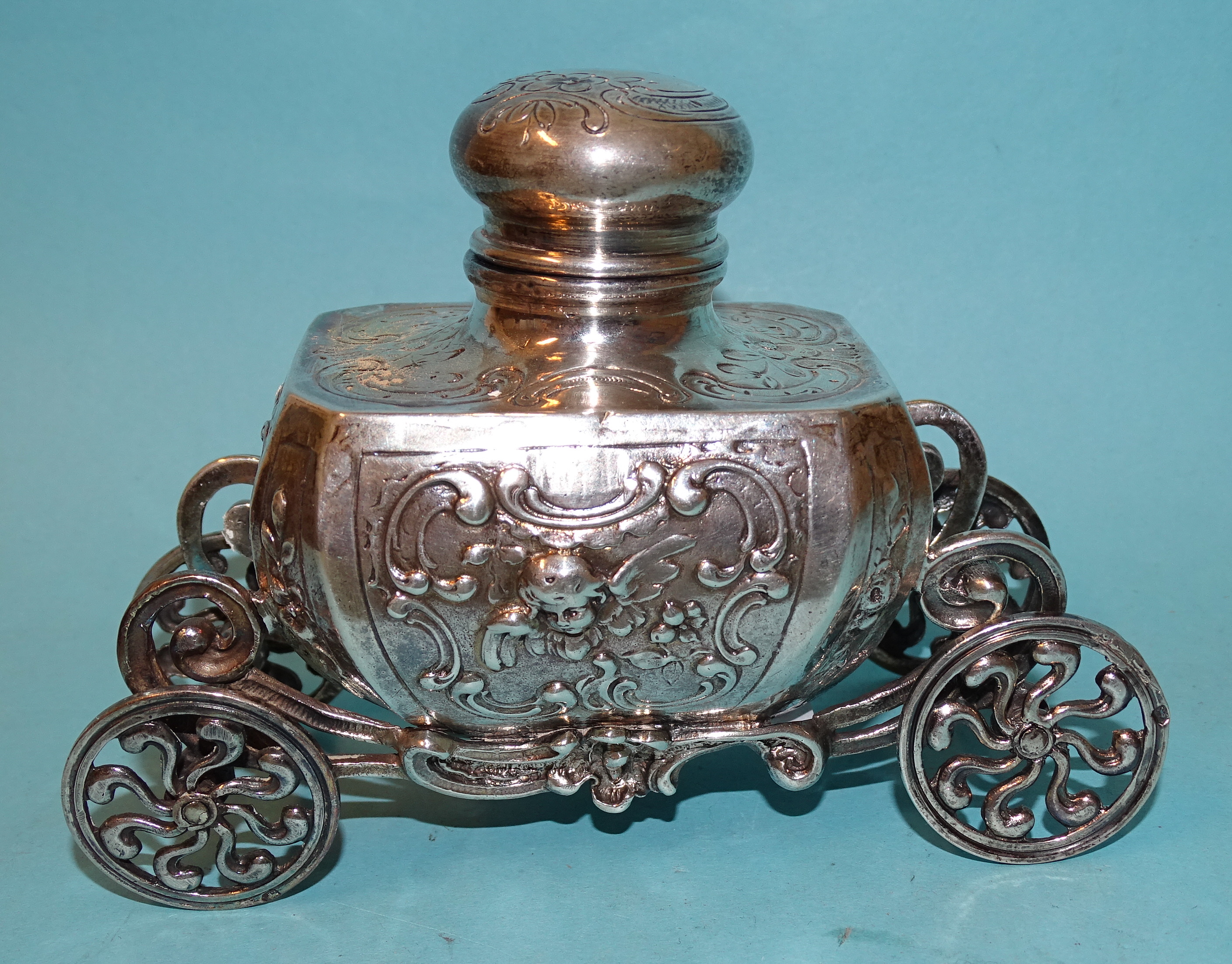 A silver inkwell of Baroque form, raised on ornate carriage with four wheels, 9cm high, 12.5cm long, - Bild 3 aus 6