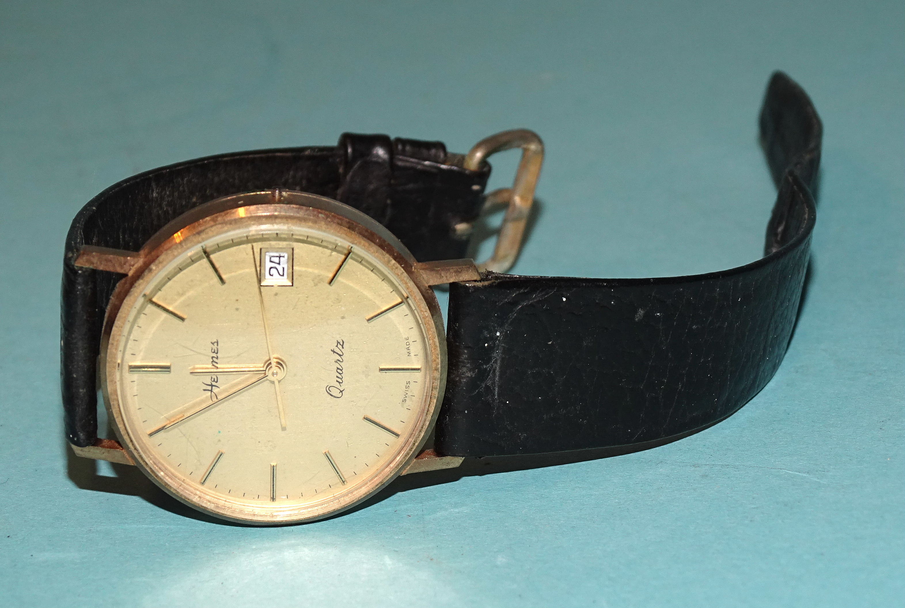 Hermes, a gentleman's 9ct gold-cased 'Quartz' wristwatch, the gilt face with baton numerals and date - Bild 2 aus 2