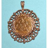 A 1901 half-sovereign in 9ct gold filigree mount, 7.3g.