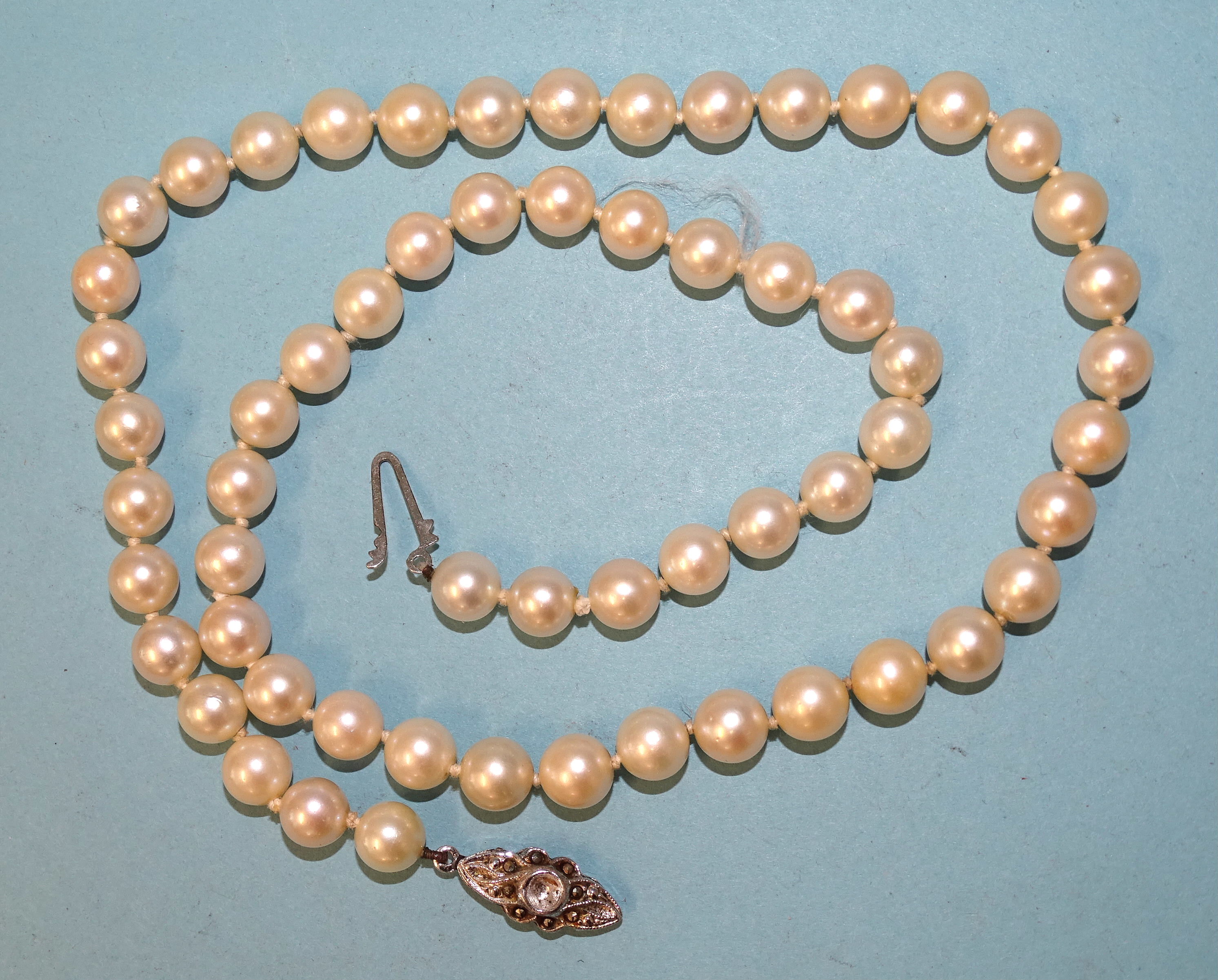 A single-row necklace of uniform cultured pearls with 800-silver clasp, length 53cm, pearls 7.5mm