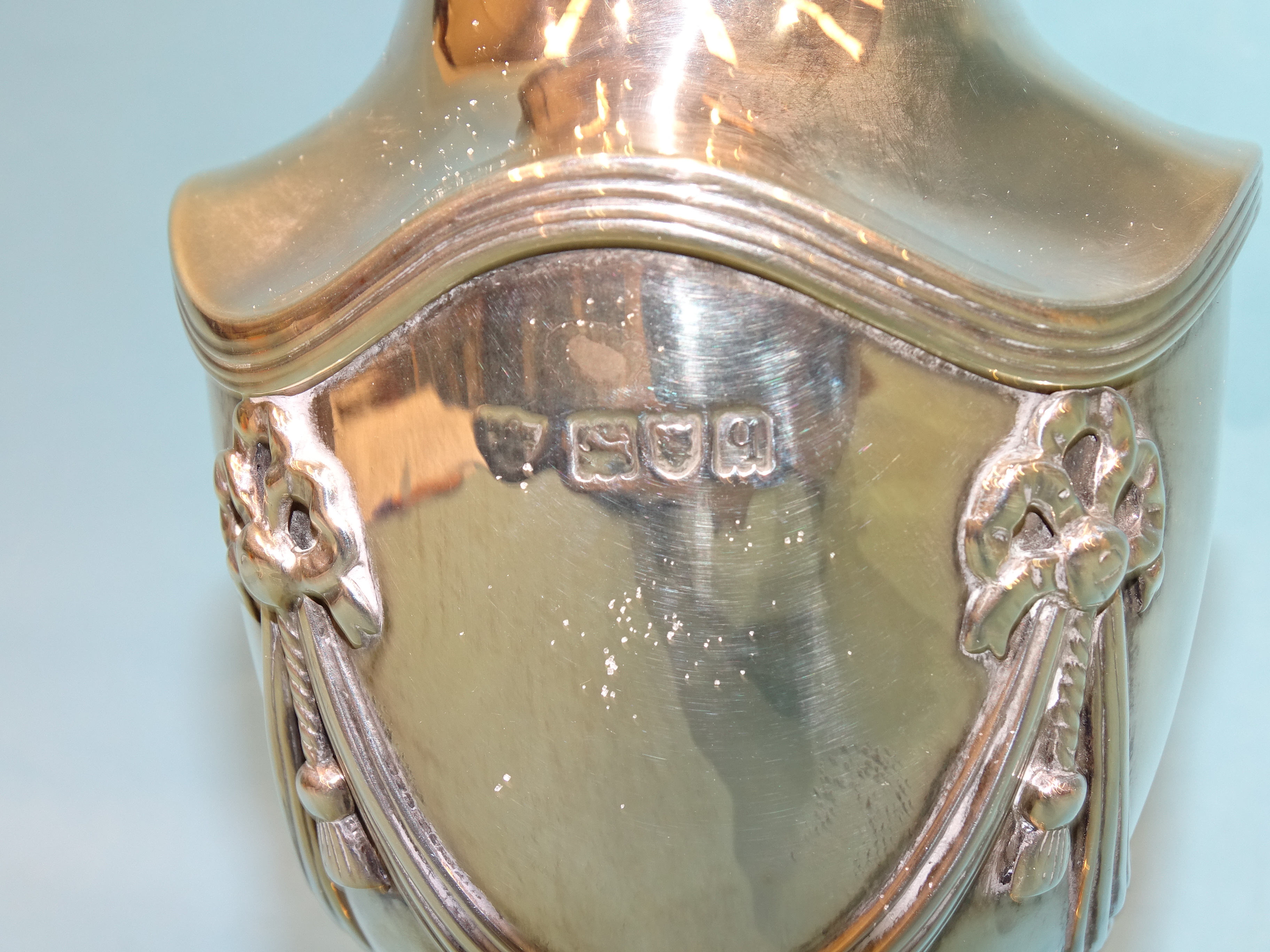 A silver sugar sifter of urn form with applied swag and tassel decoration, raised on square foot, - Bild 3 aus 3