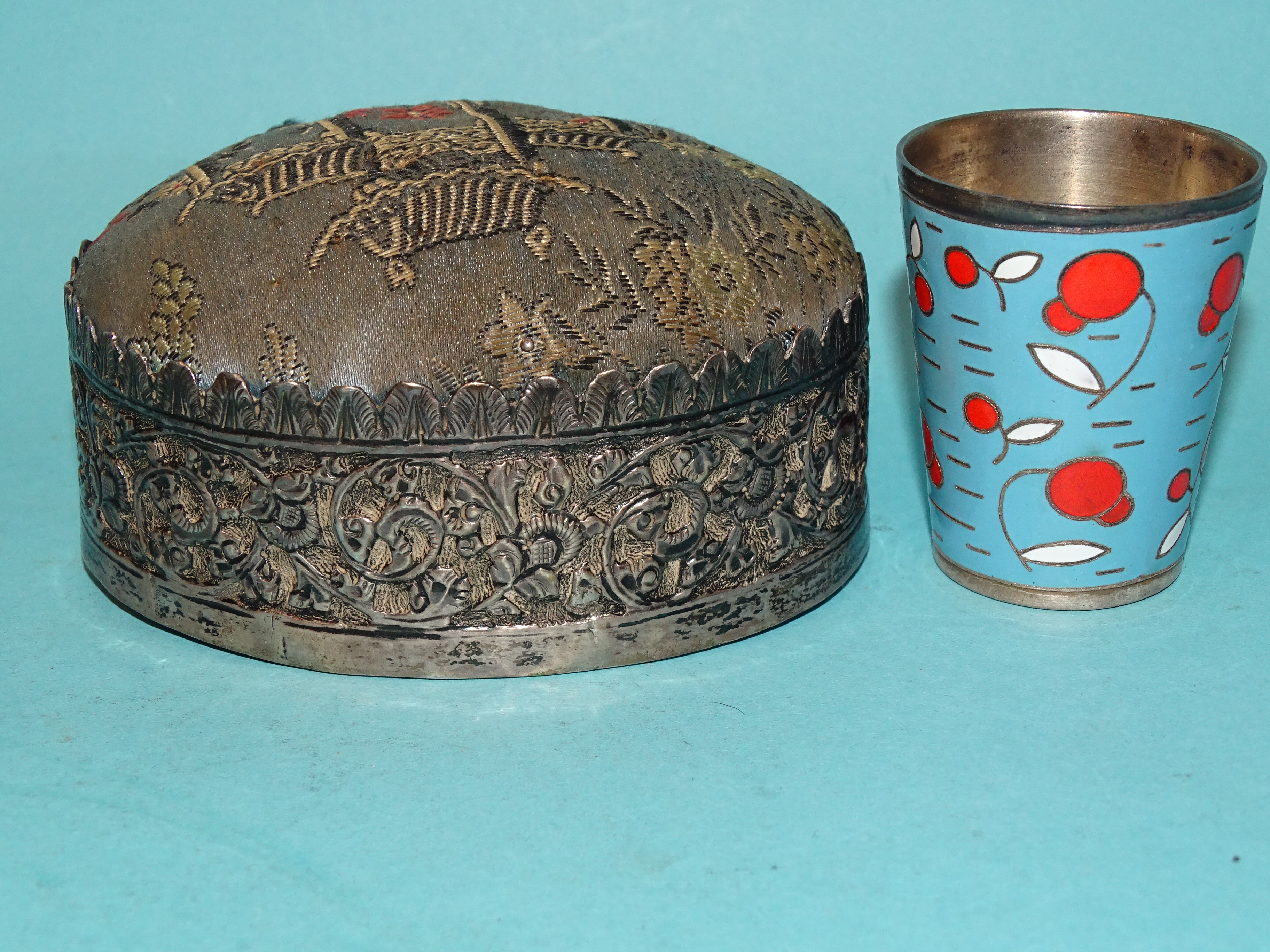 A large white metal-sided pin cushion, an enamelled tot beaker, eight coffee spoons marked ' - Bild 2 aus 2