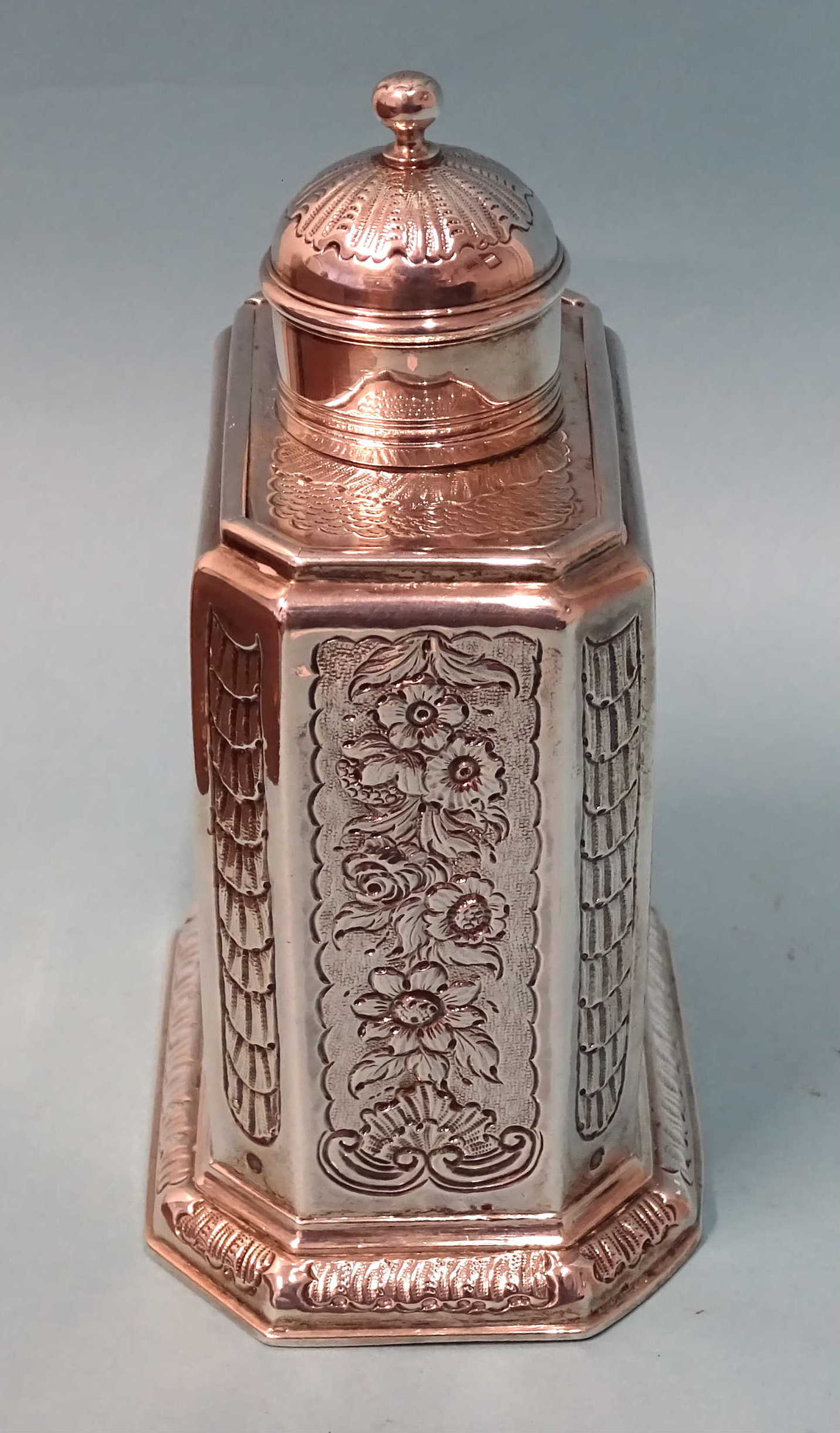 A George I silver tea caddy of upright rectangular form, with canted corners and later Rococo - Image 4 of 7