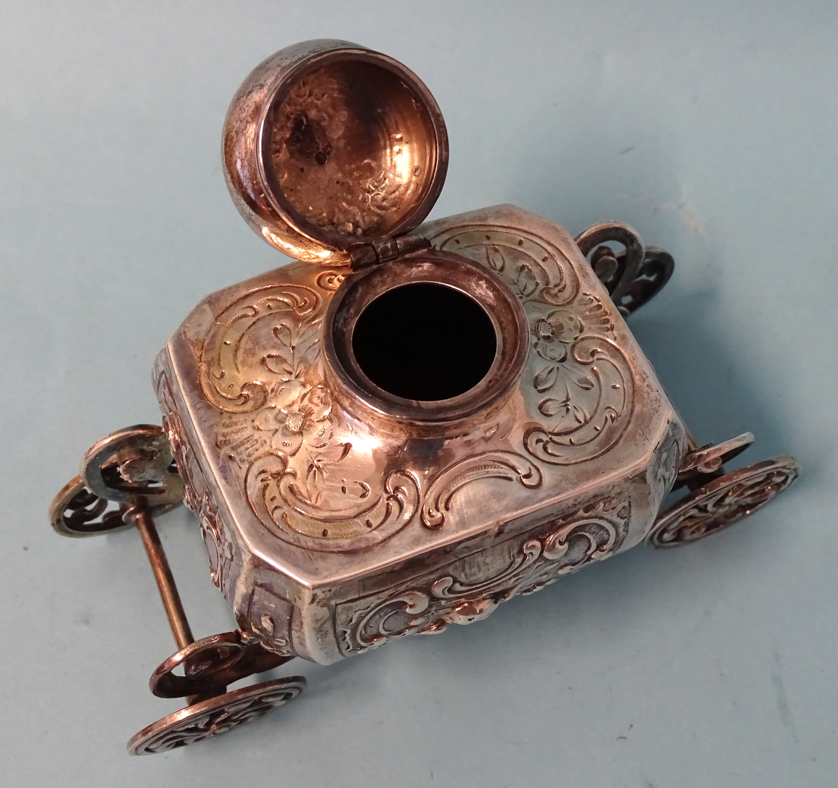 A silver inkwell of Baroque form, raised on ornate carriage with four wheels, 9cm high, 12.5cm long, - Bild 5 aus 6