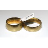 Two 9ct gold wedding bands, sizes O½ and W, 9.9g, (2).