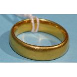 A 22ct gold wedding band, size N½, 9g.