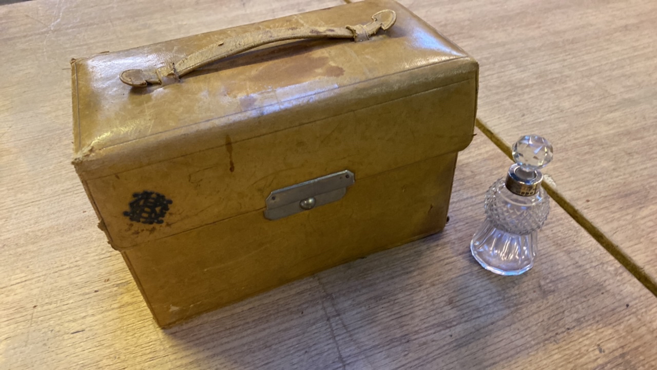 GENTS TRAVEL CASE & THISTLE SHAPED PERFUME BOTTLE (AF) - Image 2 of 36