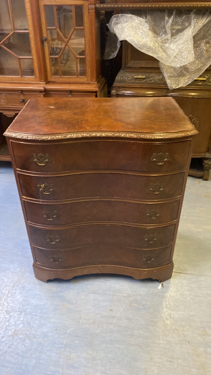 REPRO BOW FRONT 5 DRAWER CHEST - Image 2 of 6