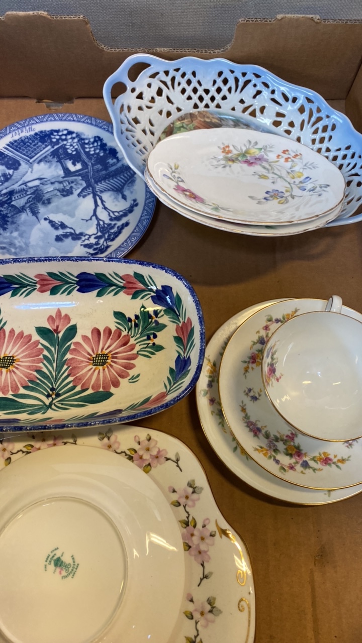 2 BOXES ASSORTED CHINA- MINTON DRESDEN QUIMPER ETC (AF) - Bild 16 aus 16