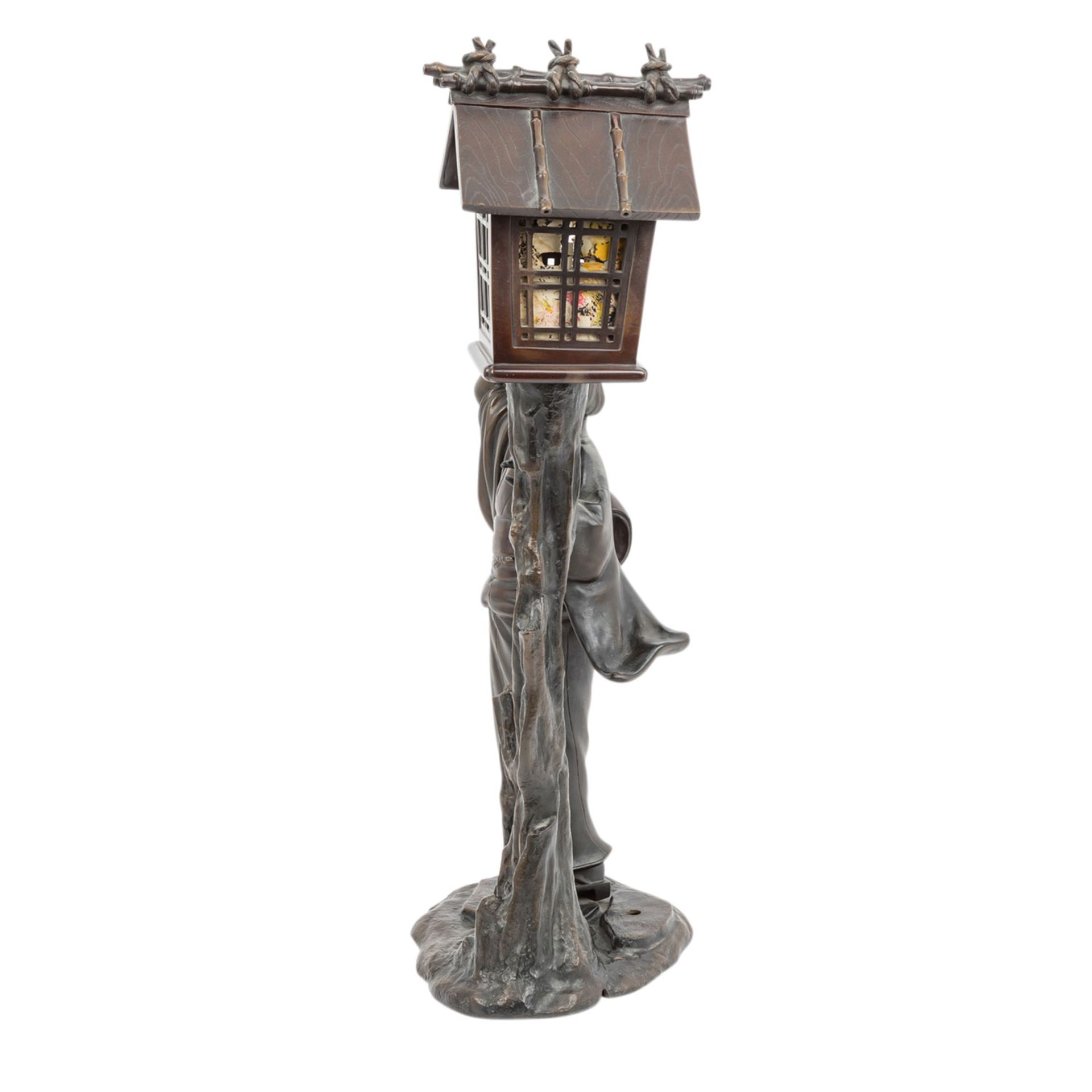 Bronze einer Geisha mit Baumhaus als Lampe. JAPAN. - Image 2 of 6