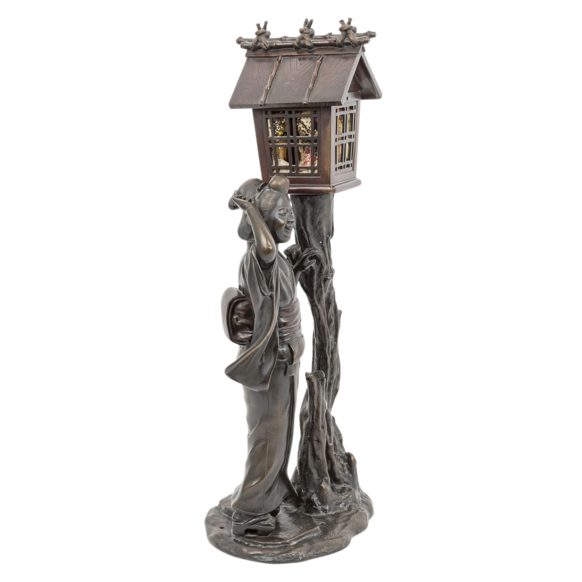 Bronze einer Geisha mit Baumhaus als Lampe. JAPAN. - Image 4 of 6