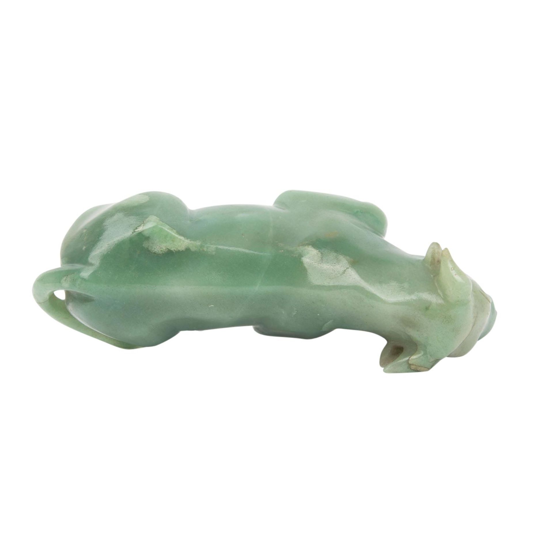 Schnitzerei eines liegenden Büffels aus grüner Jade. CHINA, 19. Jh., - Image 4 of 9