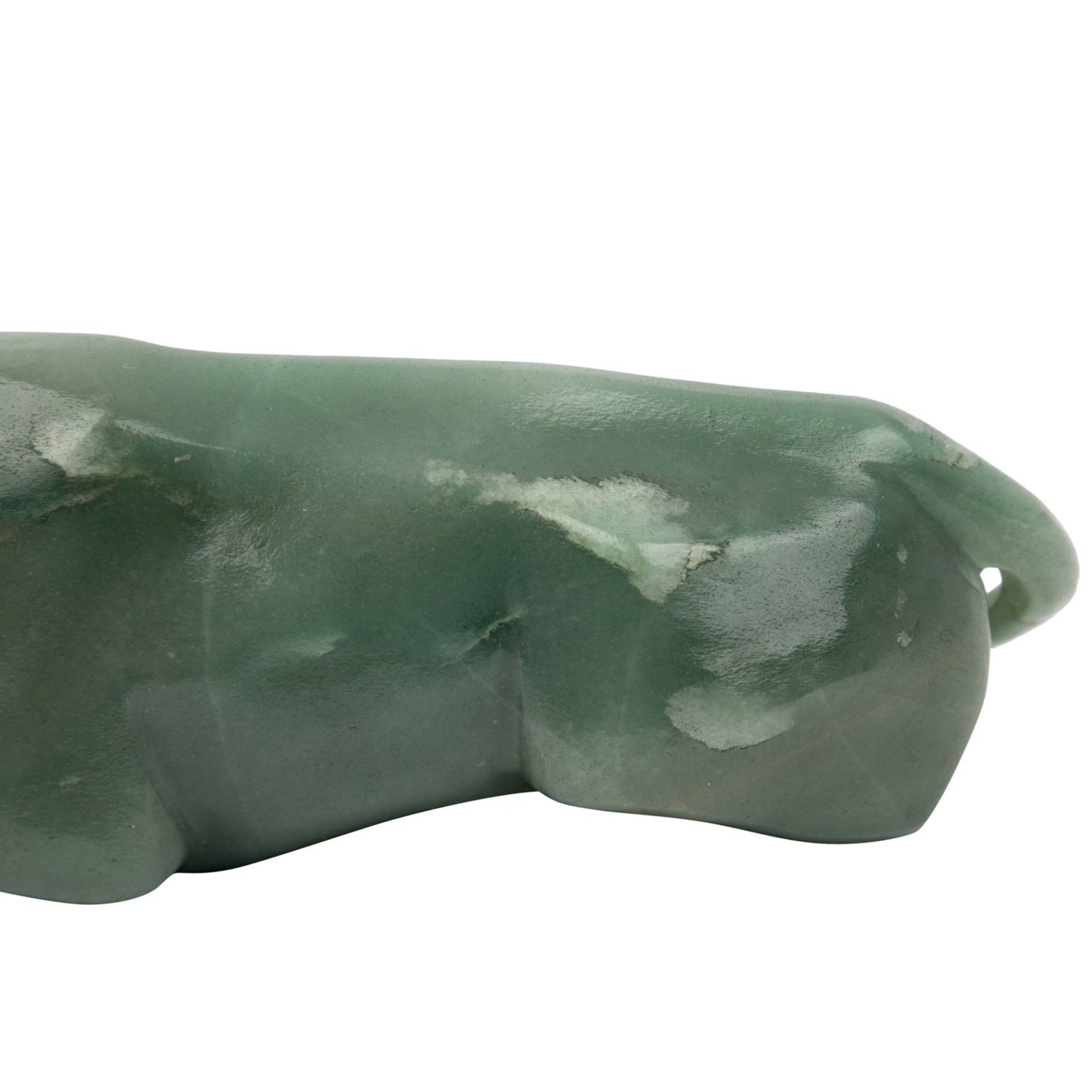 Schnitzerei eines liegenden Büffels aus grüner Jade. CHINA, 19. Jh., - Image 7 of 9