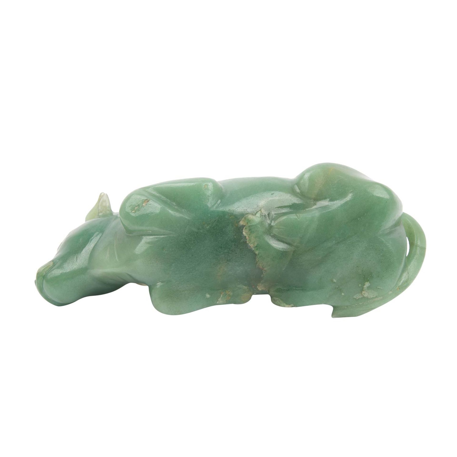Schnitzerei eines liegenden Büffels aus grüner Jade. CHINA, 19. Jh., - Image 5 of 9