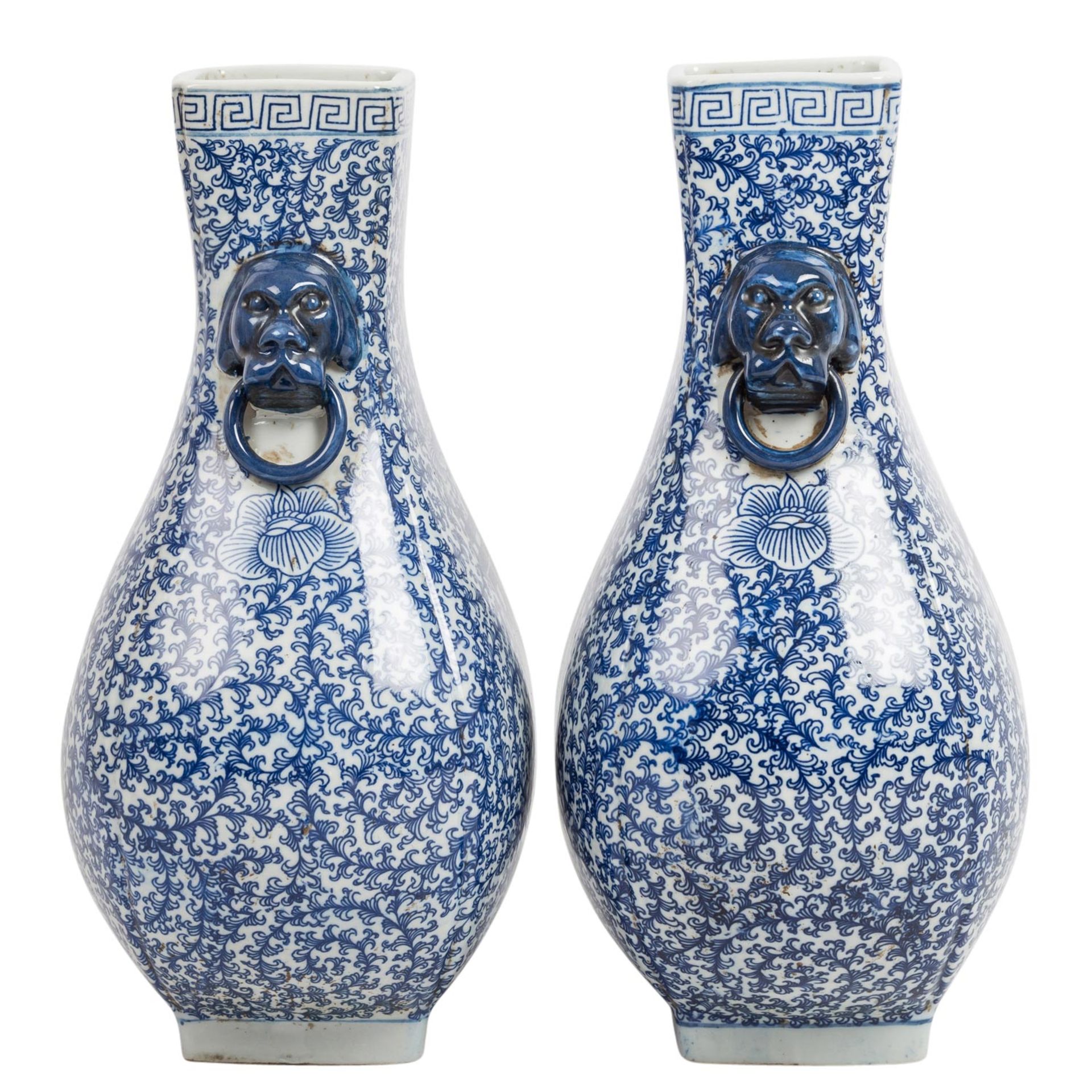 Paar Vierkantige, blau-weisse Vasen. CHINA, - Bild 2 aus 9