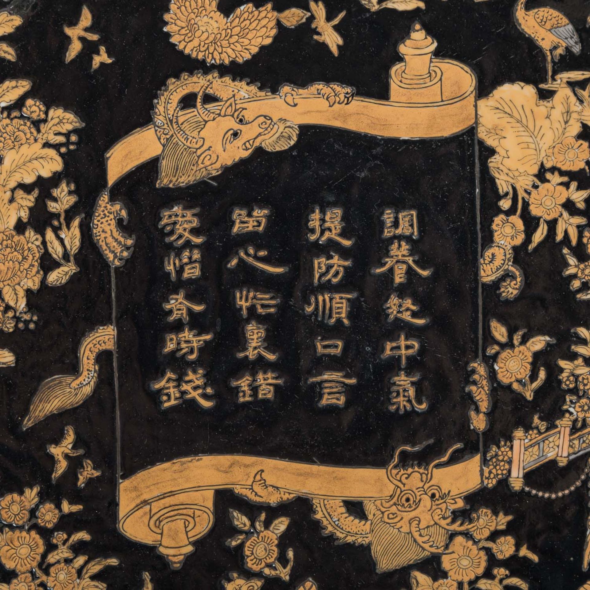 Schwarz glasierte Rundplatte. CHINA, - Image 2 of 5