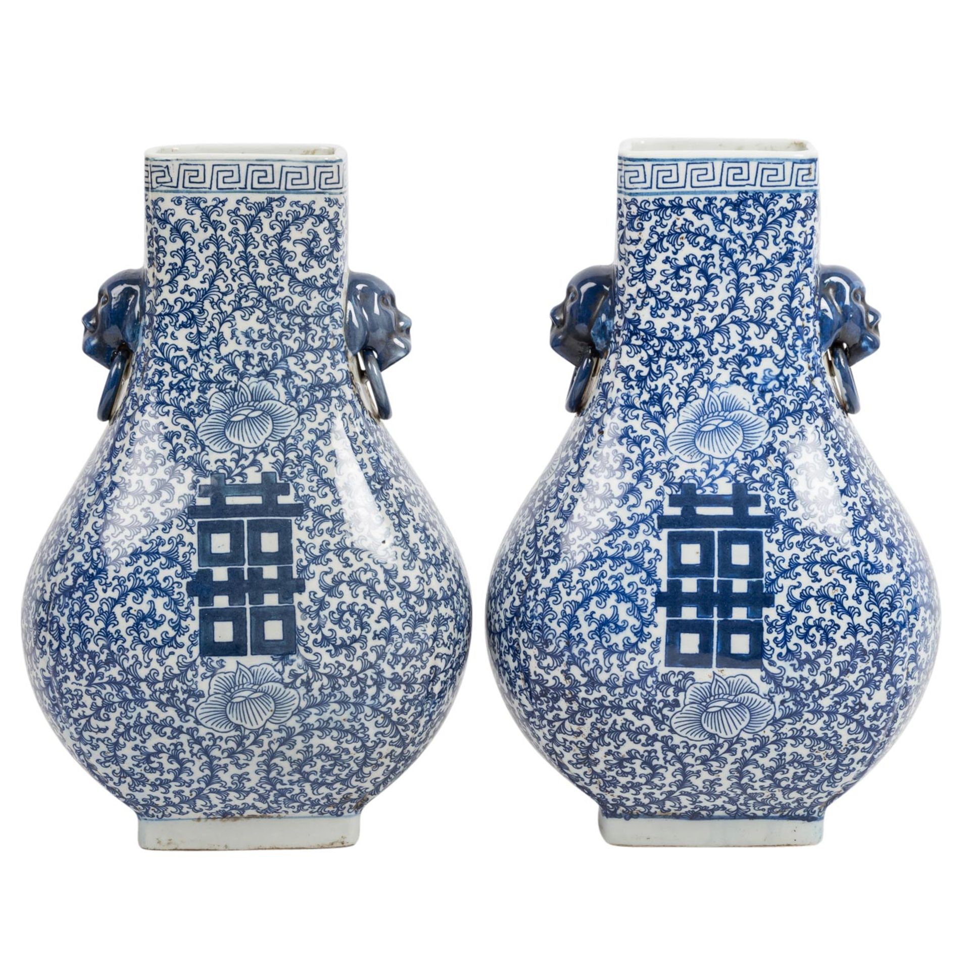 Paar Vierkantige, blau-weisse Vasen. CHINA, - Bild 3 aus 9