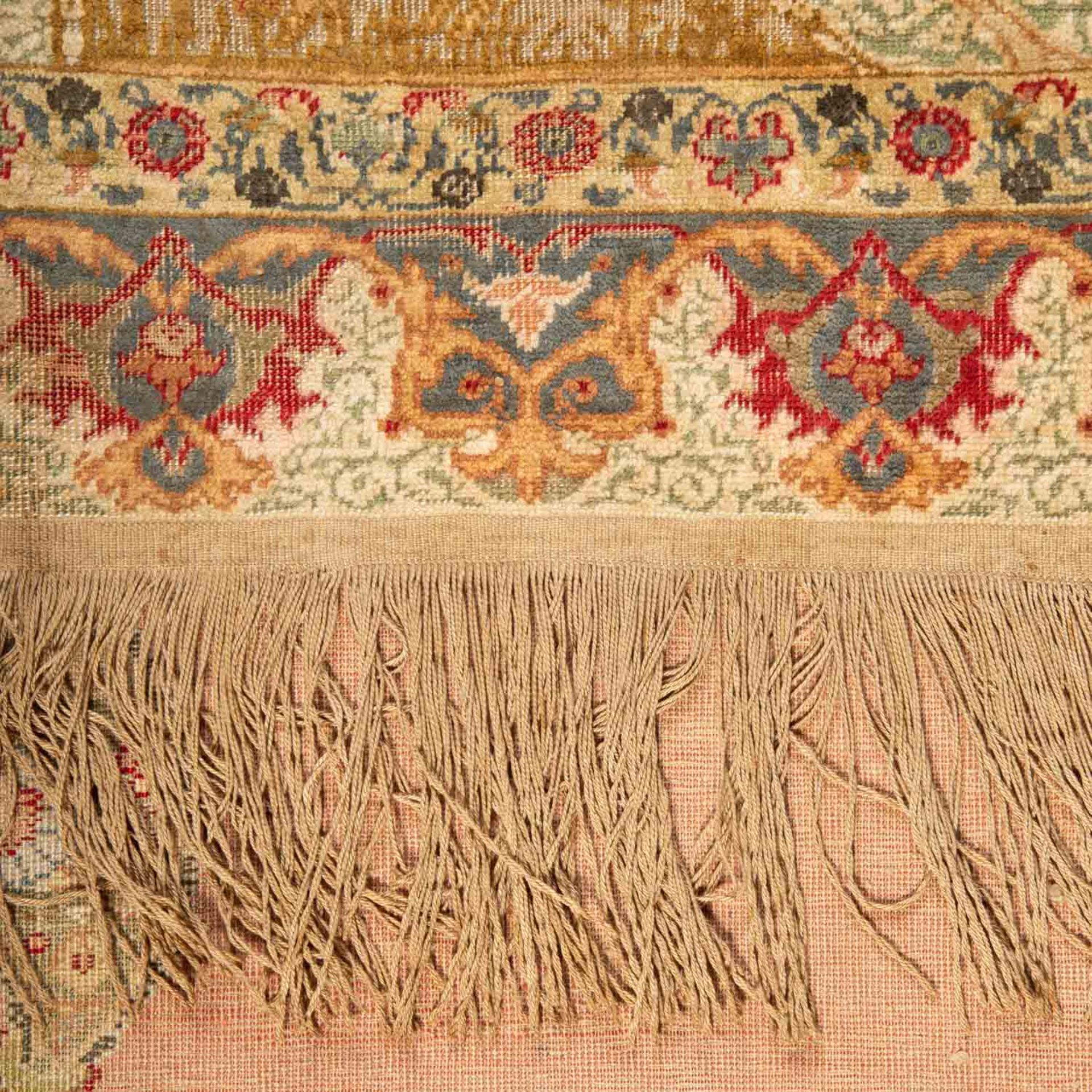 Geknüpfte Fransendecke. wohl KAYSERI/TÜRKEI, um 1850-1900, 147x146 cm. - Image 3 of 4