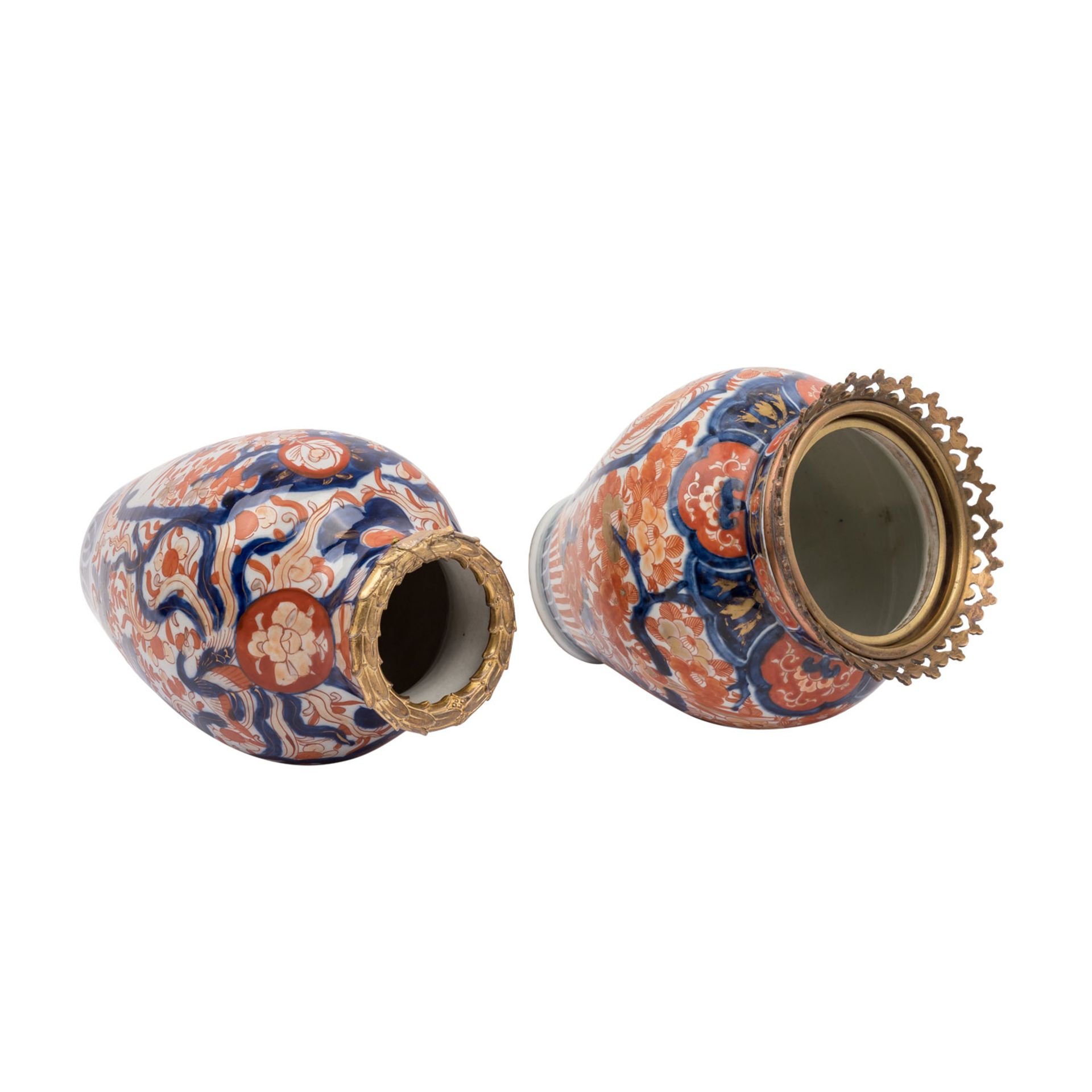 2 Imari-Vasen und 1 Imari-Cachepot mit Ormolu-Montierung, JAPAN: - Bild 11 aus 13