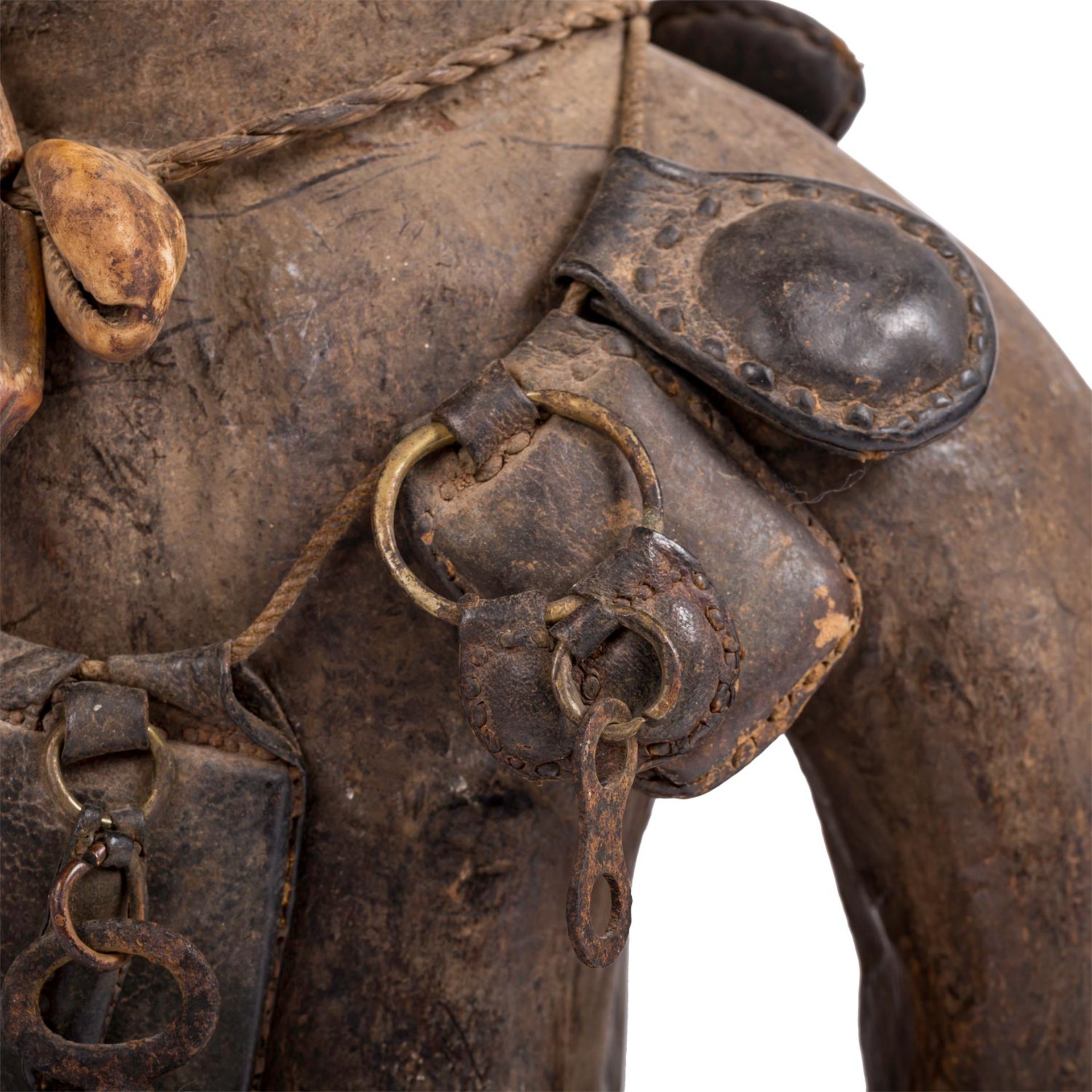 Skulptur einer magischen männlichen Figur. KAMERUN/AFRIKA, um 1900 oder älter. - Image 9 of 10