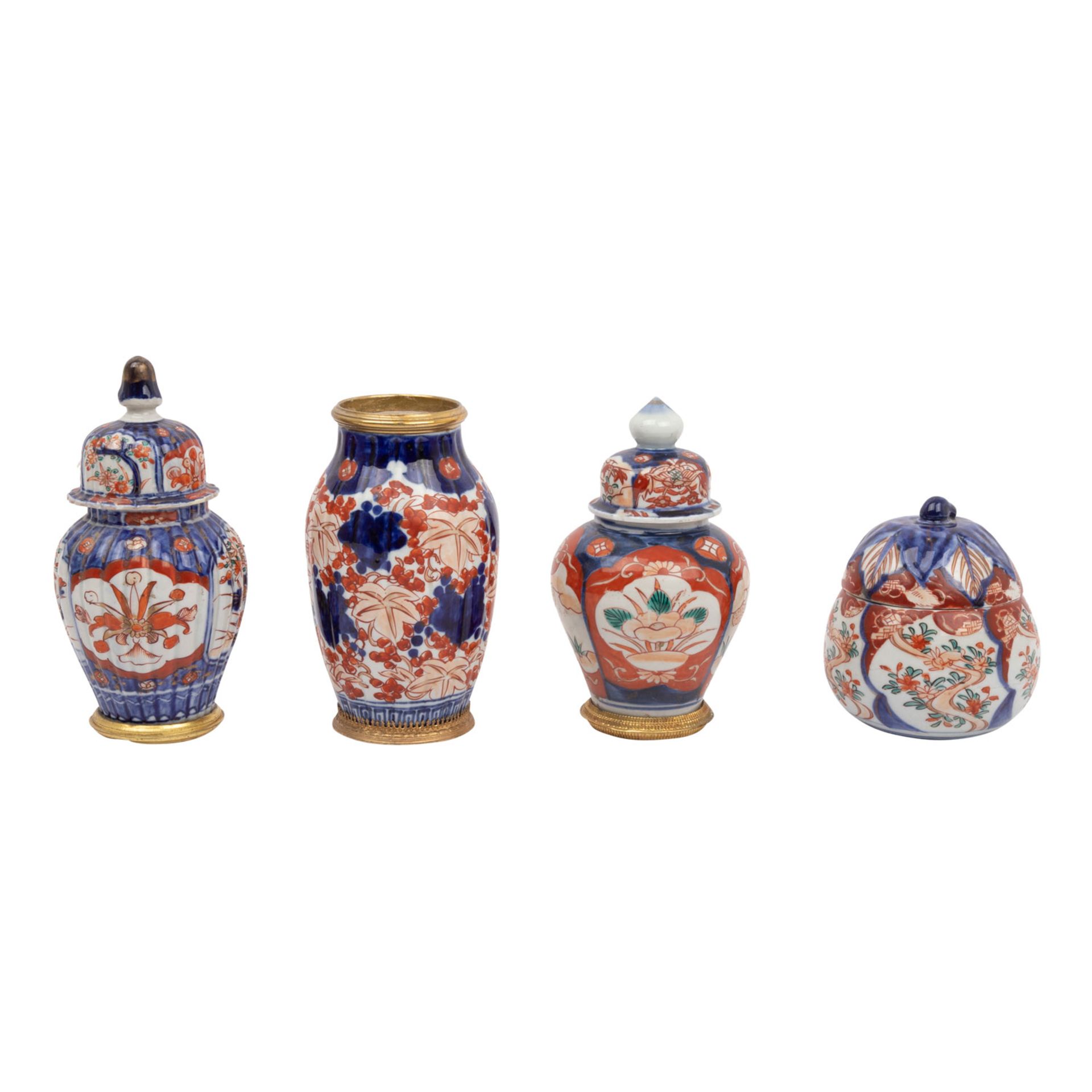 4 objets d'art mit Imari-Dekor. JAPAN, Meiji-Zeit (1868-1912):