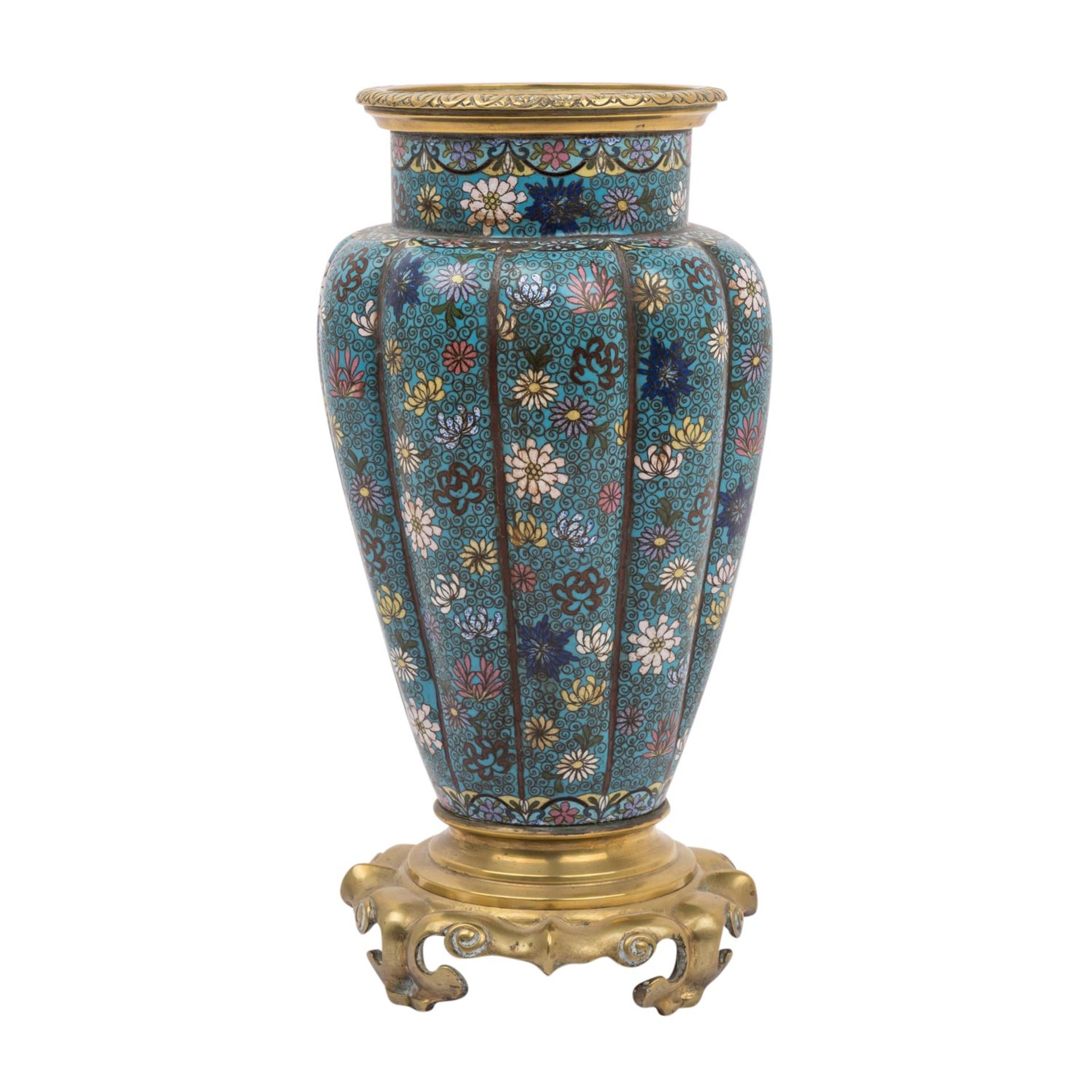 Cloisonné-Vase in Ormolu-Montierung. CHINA, 19. Jh., - Bild 2 aus 8