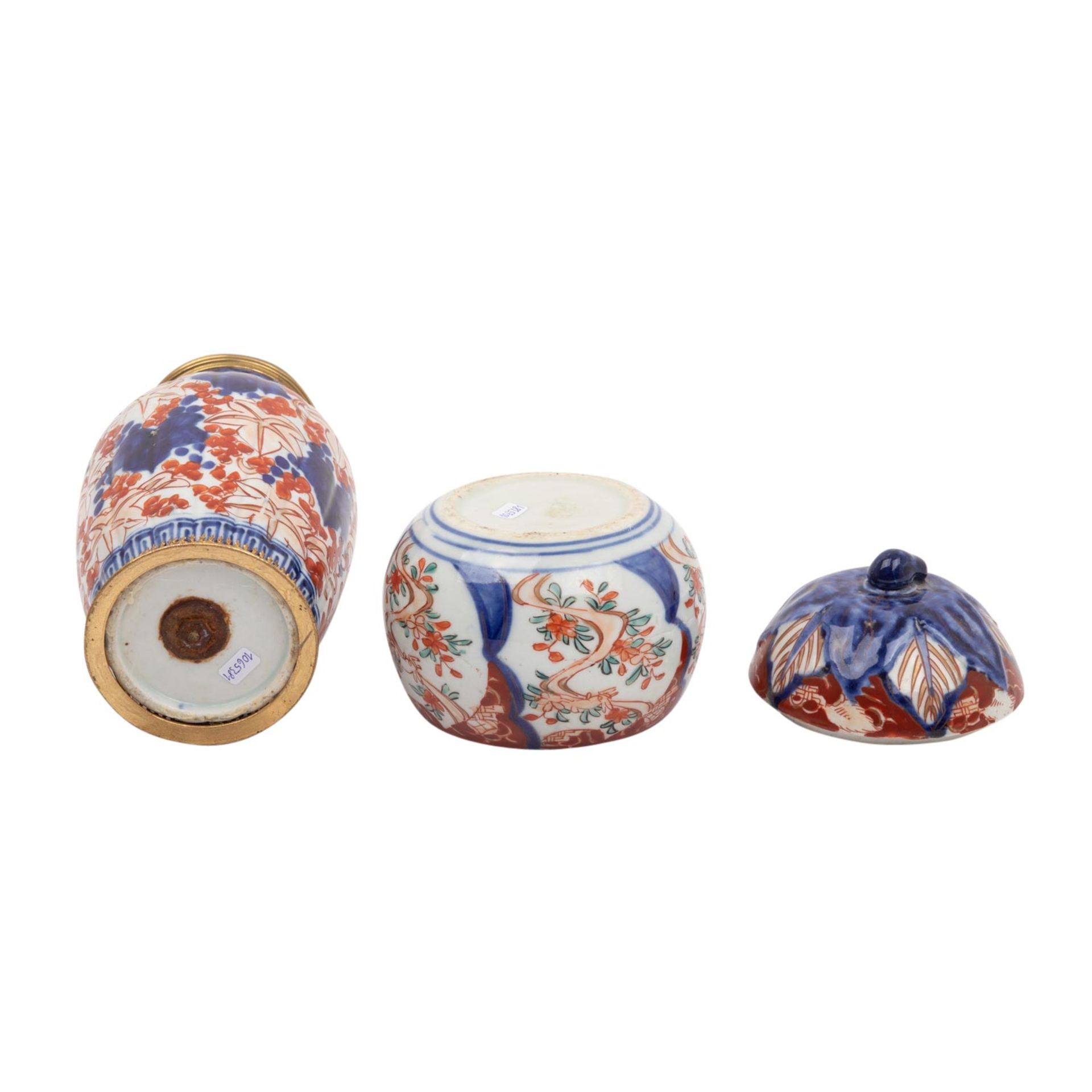 4 objets d'art mit Imari-Dekor. JAPAN, Meiji-Zeit (1868-1912): - Bild 6 aus 10