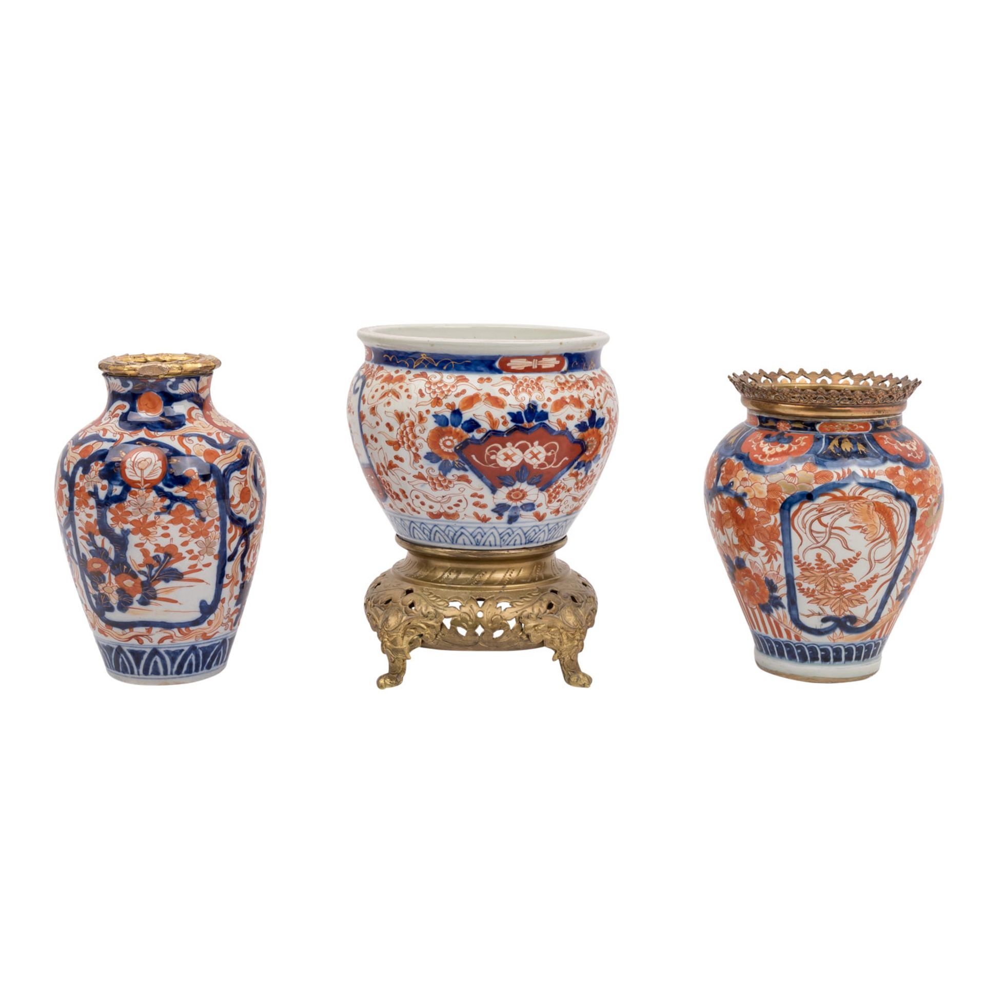 2 Imari-Vasen und 1 Imari-Cachepot mit Ormolu-Montierung, JAPAN: