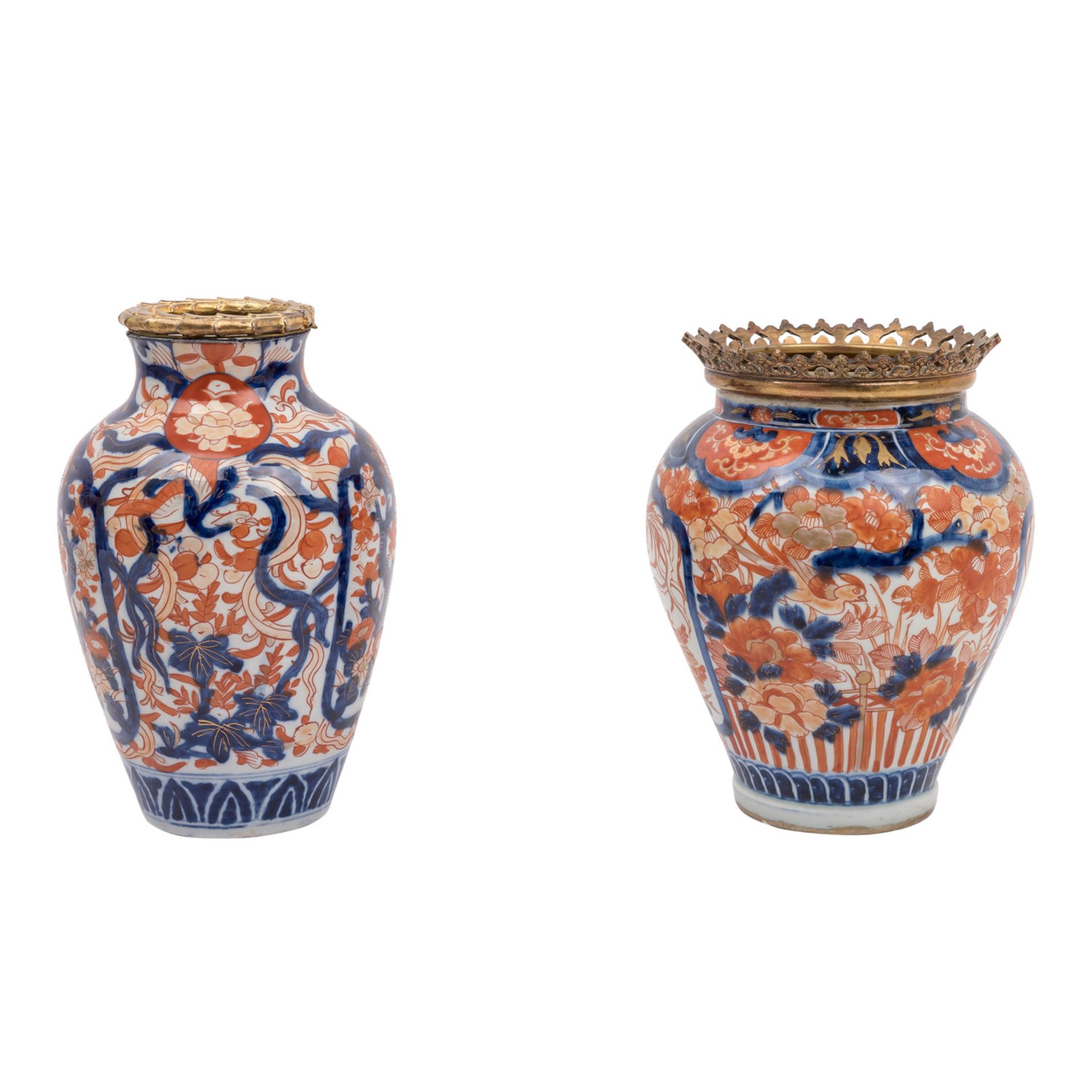 2 Imari-Vasen und 1 Imari-Cachepot mit Ormolu-Montierung, JAPAN: - Bild 8 aus 13